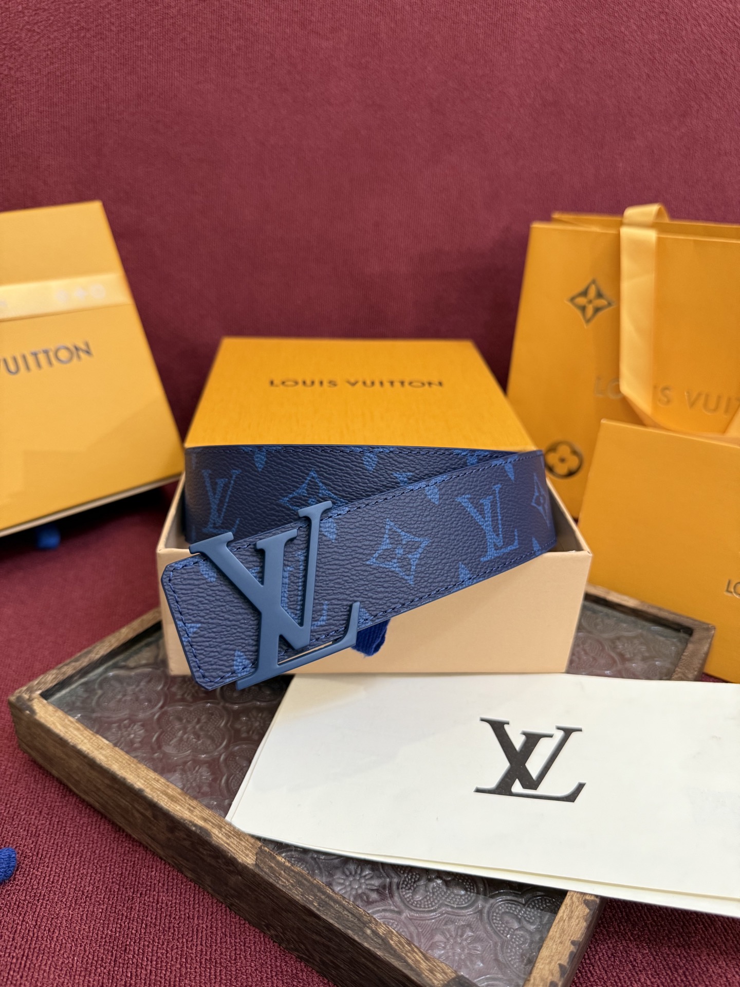 P lv男士新款皮带寬度4cm 訂製帆布面料飾有全新的圖案效果(颜色纯正) 衬托進口小牛皮配色底 搭配精