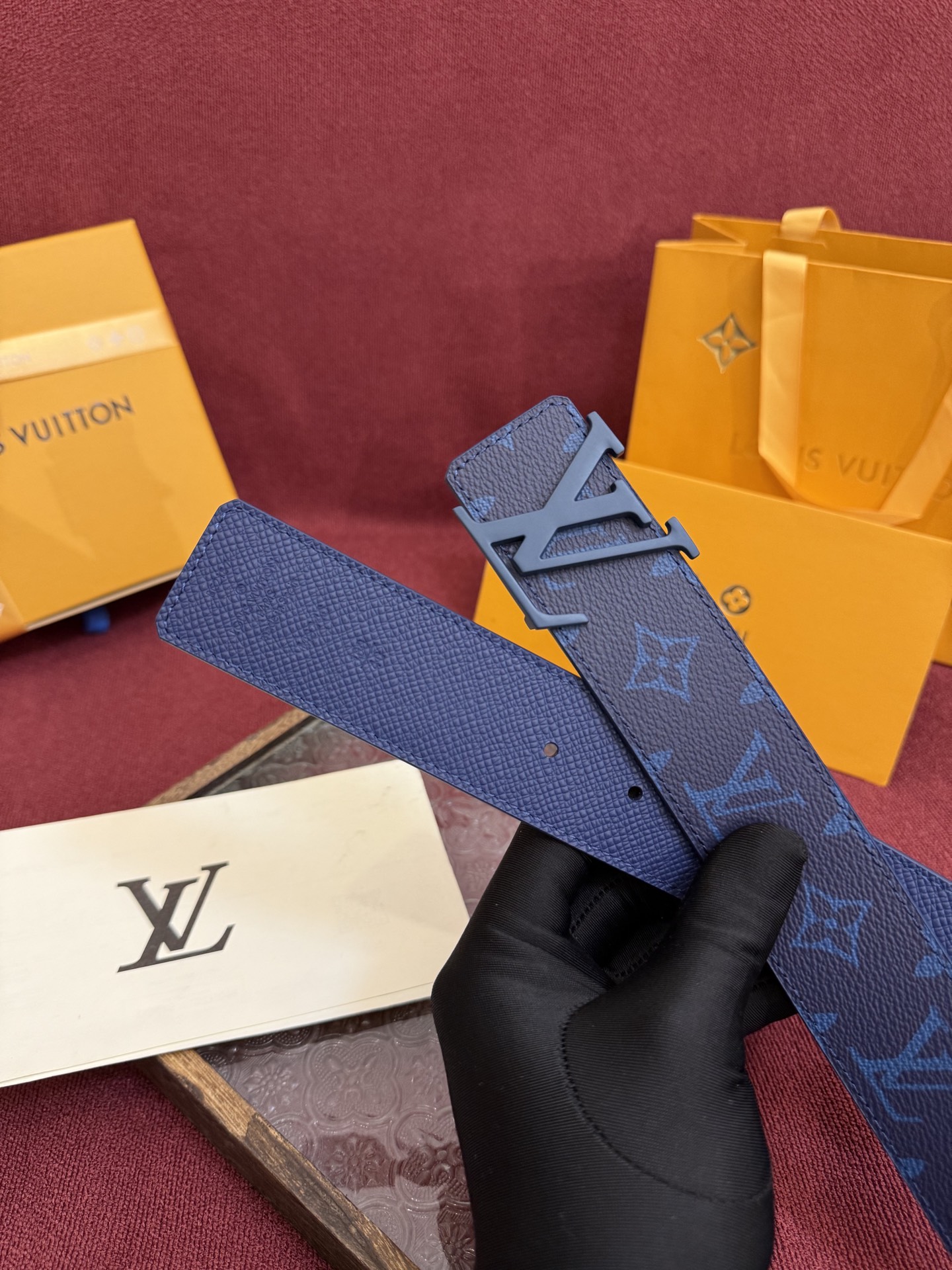 P lv男士新款皮带寬度4cm 訂製帆布面料飾有全新的圖案效果(颜色纯正) 衬托進口小牛皮配色底 搭配精