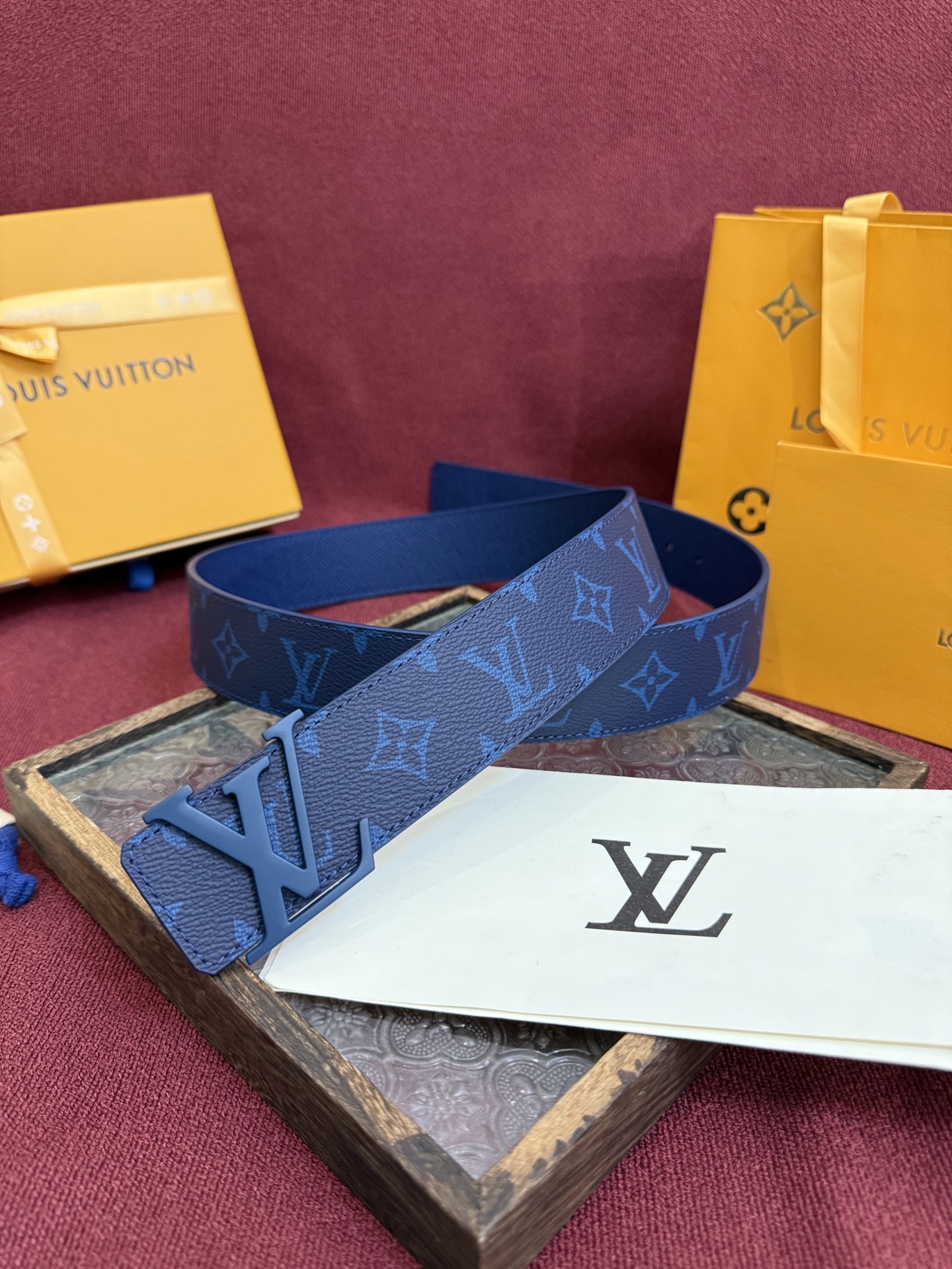 P lv男士新款皮带寬度4cm 訂製帆布面料飾有全新的圖案效果(颜色纯正) 衬托進口小牛皮配色底 搭配精