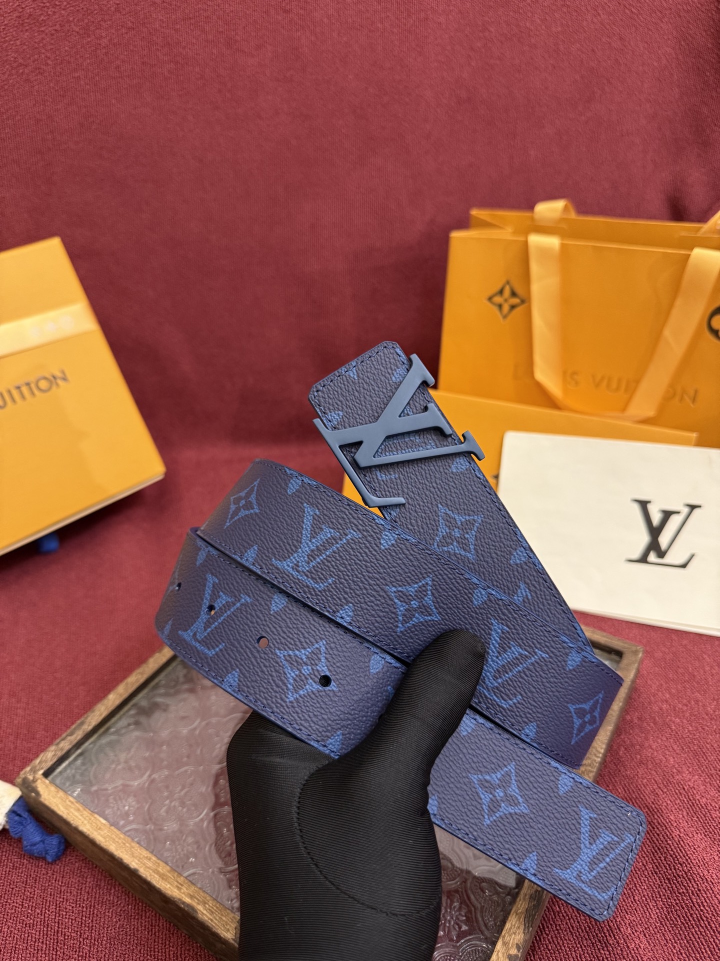 P lv男士新款皮带寬度4cm 訂製帆布面料飾有全新的圖案效果(颜色纯正) 衬托進口小牛皮配色底 搭配精