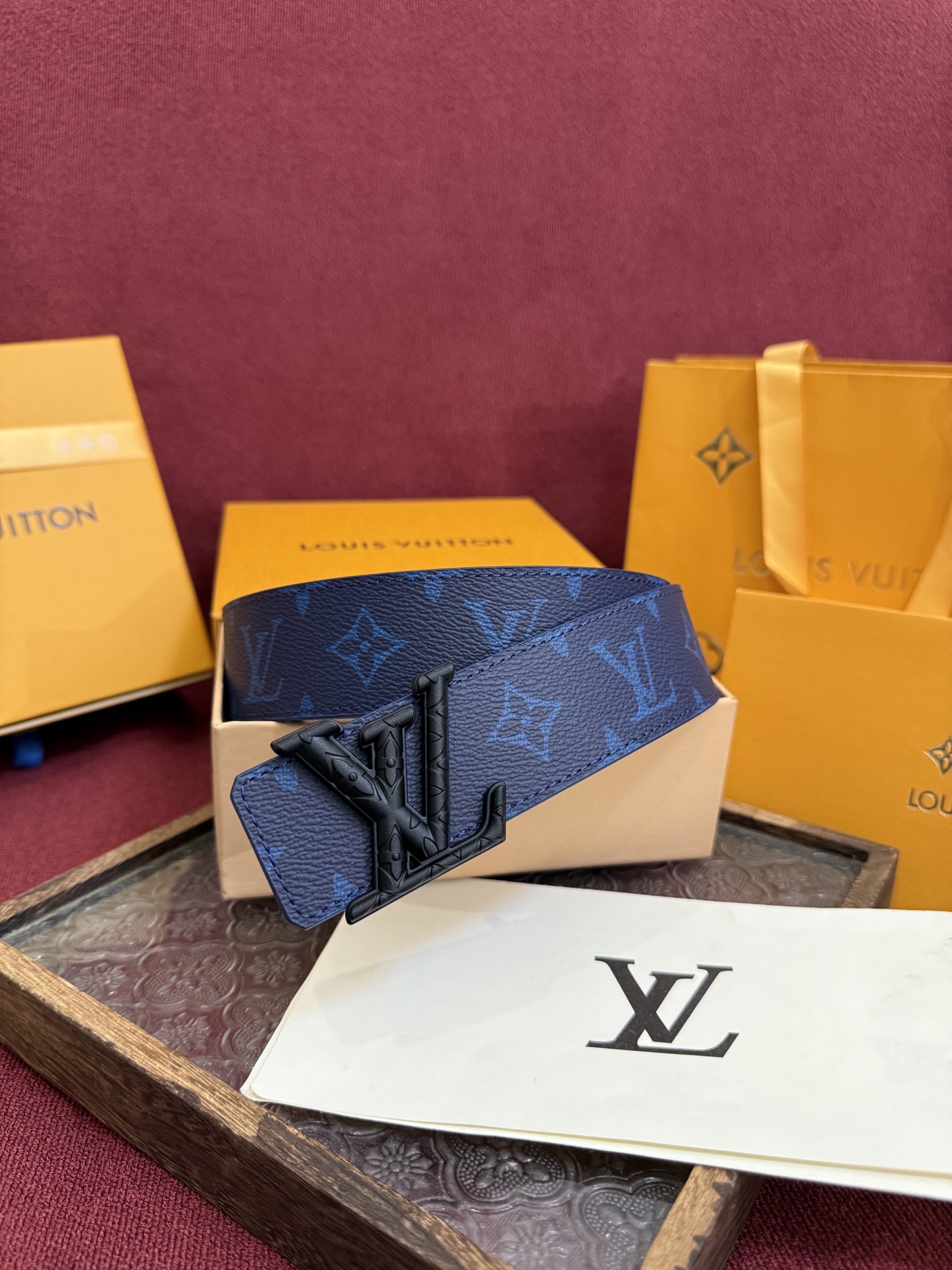 P lv男士新款皮带寬度4cm 訂製帆布面料飾有全新的圖案效果(颜色纯正) 衬托進口小牛皮配色底 搭配精