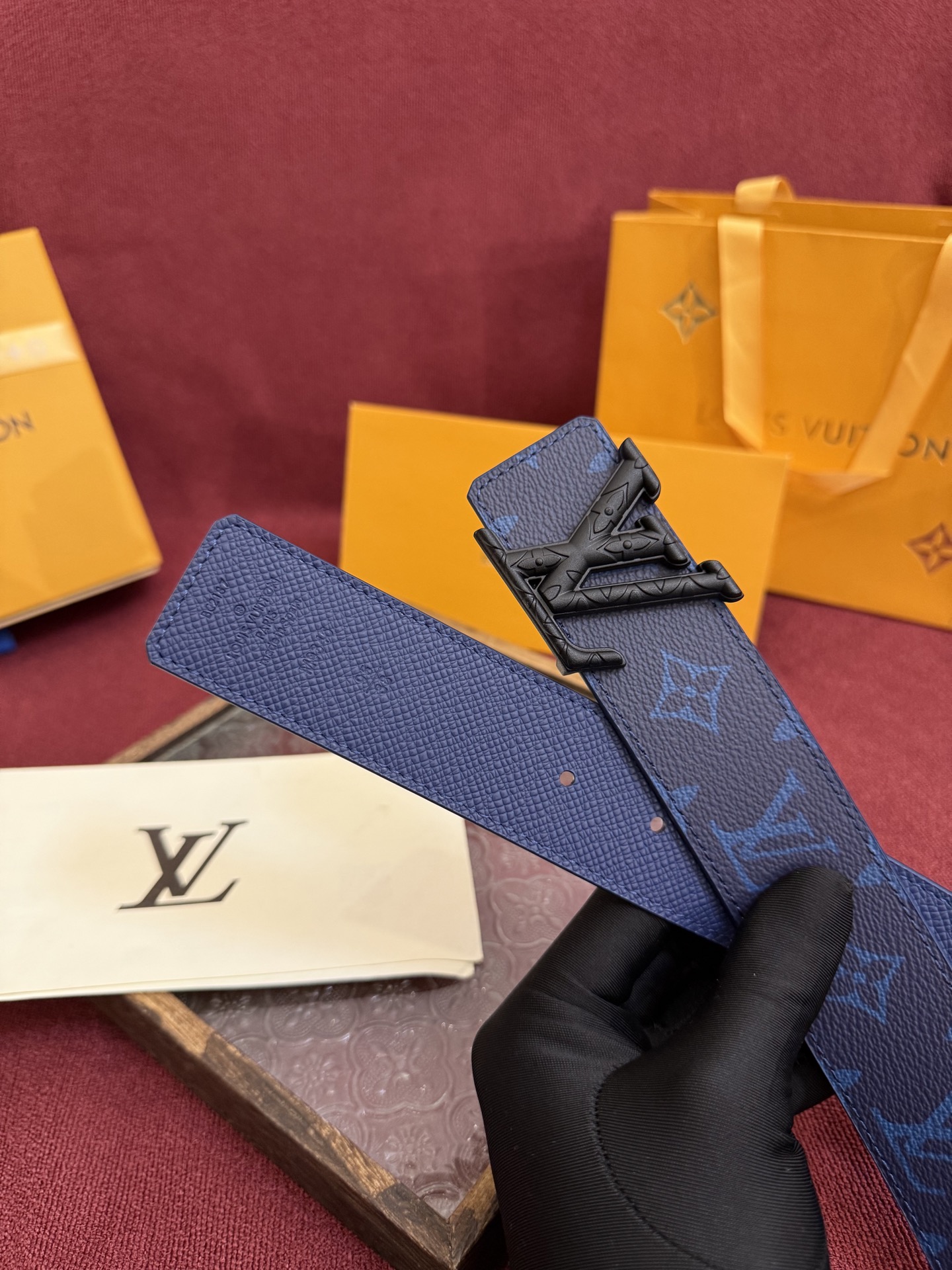 P lv男士新款皮带寬度4cm 訂製帆布面料飾有全新的圖案效果(颜色纯正) 衬托進口小牛皮配色底 搭配精