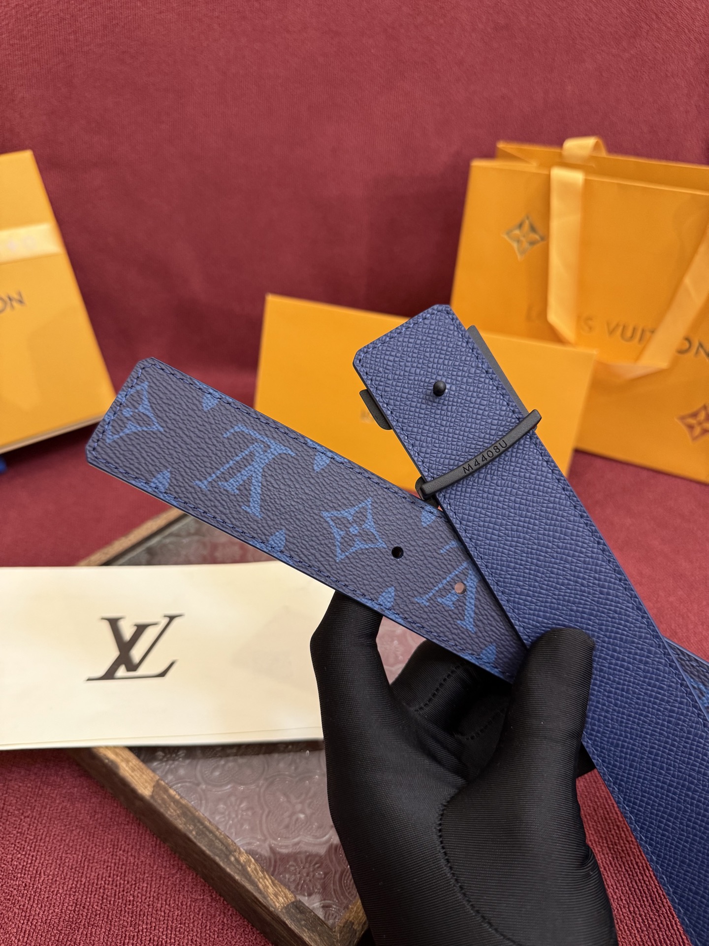 P lv男士新款皮带寬度4cm 訂製帆布面料飾有全新的圖案效果(颜色纯正) 衬托進口小牛皮配色底 搭配精