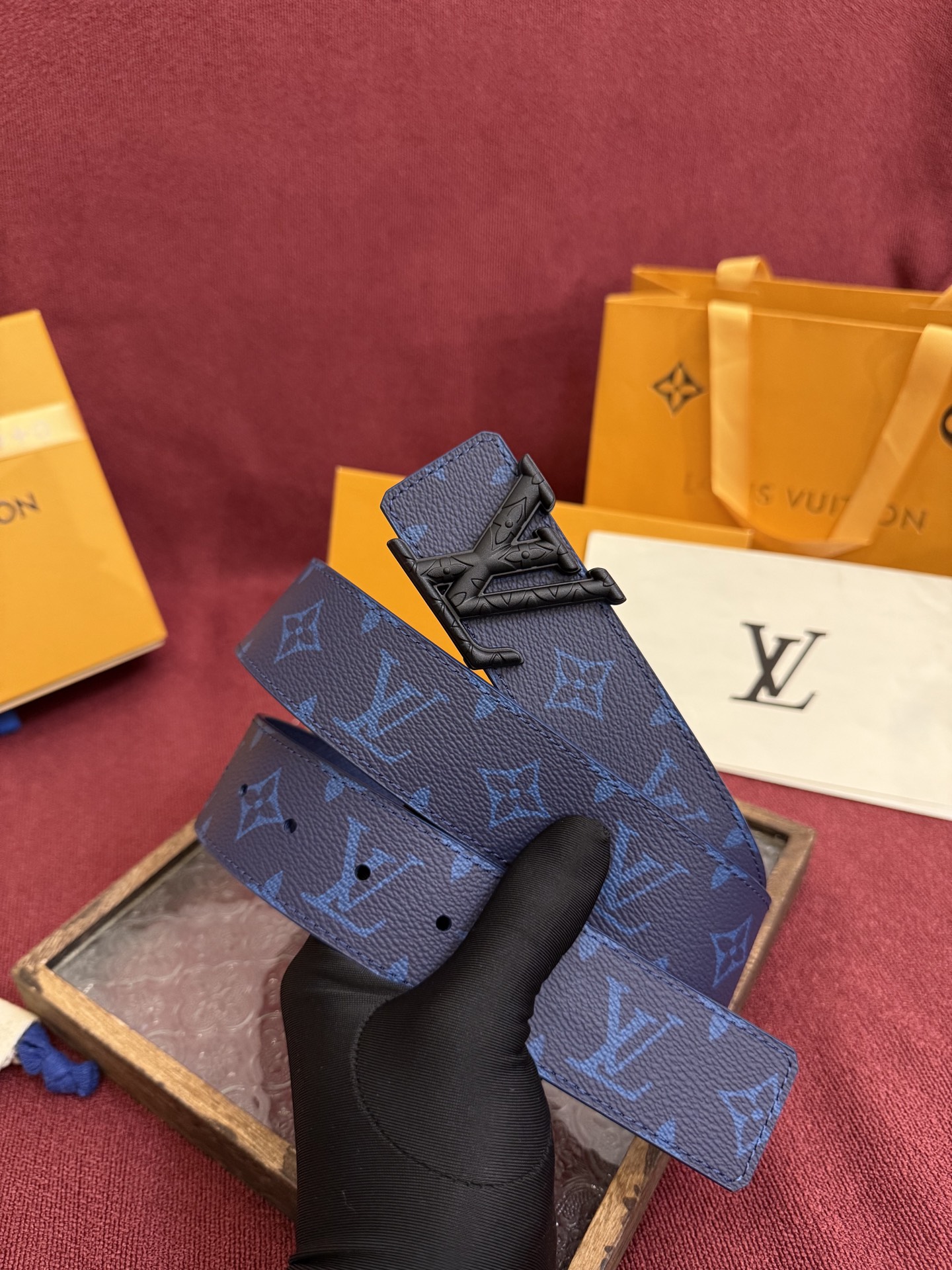 P lv男士新款皮带寬度4cm 訂製帆布面料飾有全新的圖案效果(颜色纯正) 衬托進口小牛皮配色底 搭配精