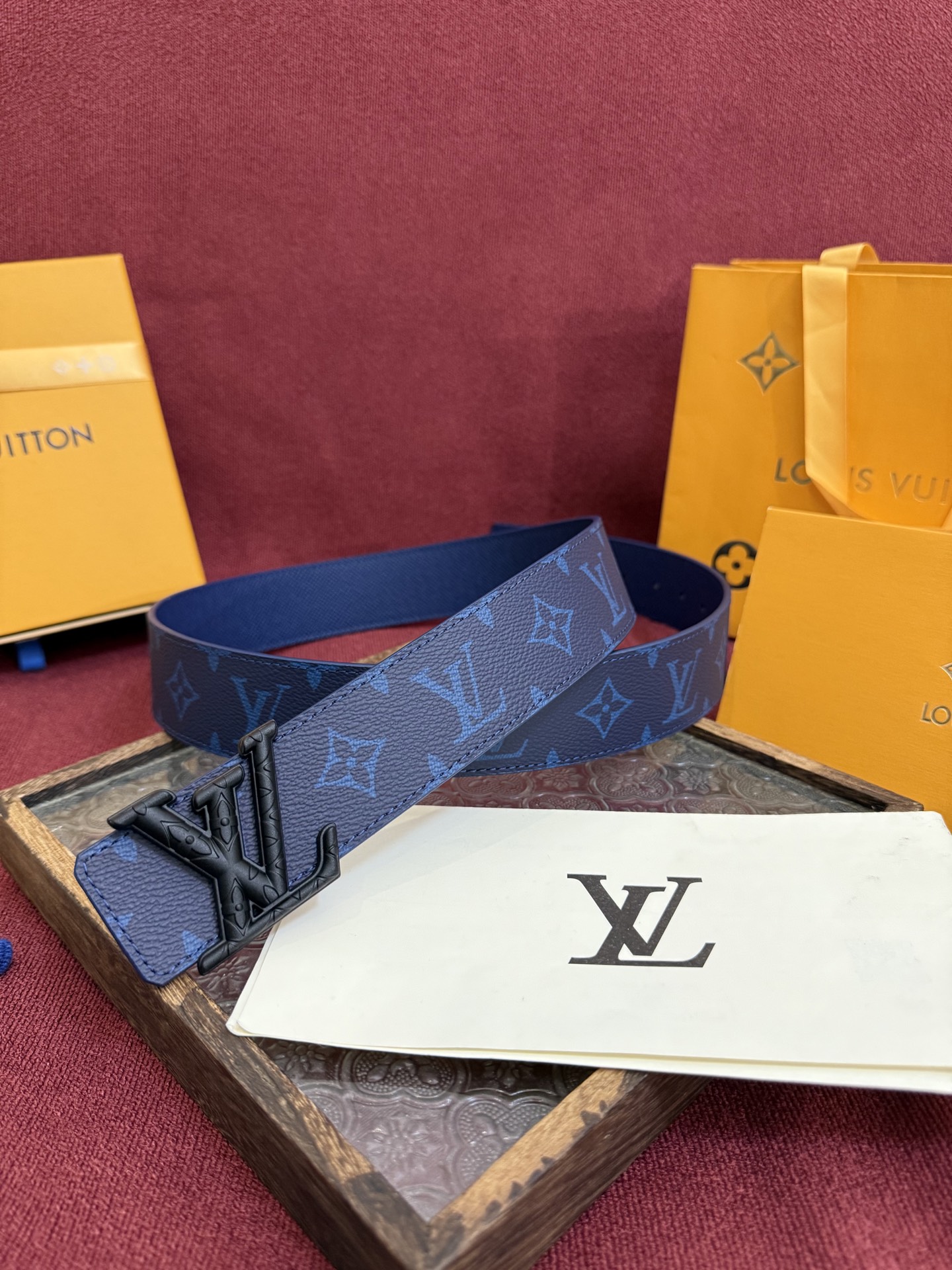 P lv男士新款皮带寬度4cm 訂製帆布面料飾有全新的圖案效果(颜色纯正) 衬托進口小牛皮配色底 搭配精