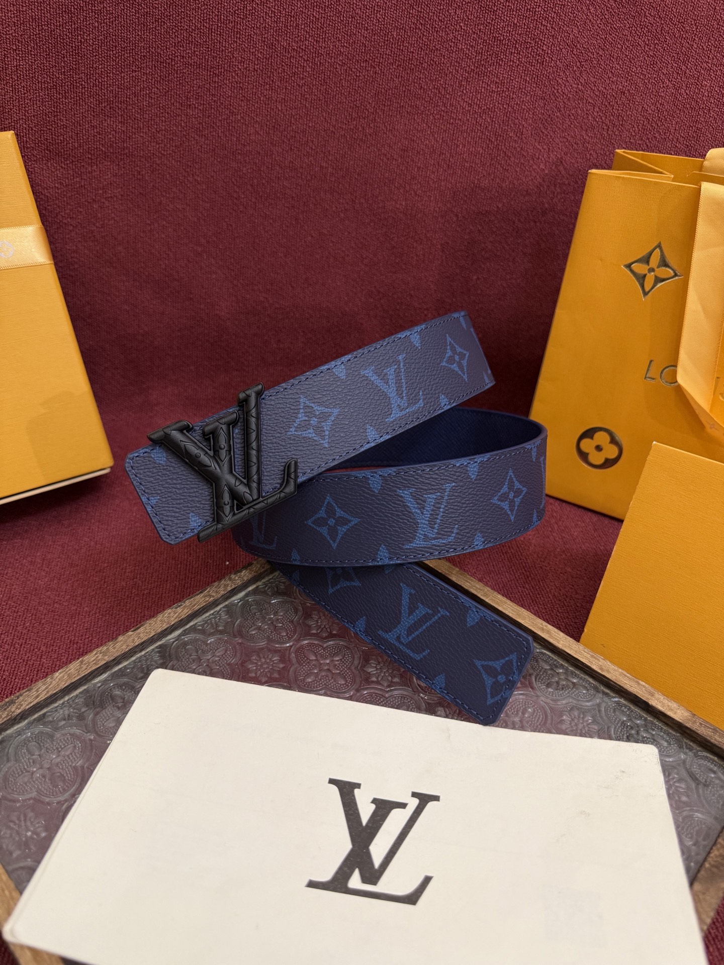 P lv男士新款皮带寬度4cm 訂製帆布面料飾有全新的圖案效果(颜色纯正) 衬托進口小牛皮配色底 搭配精