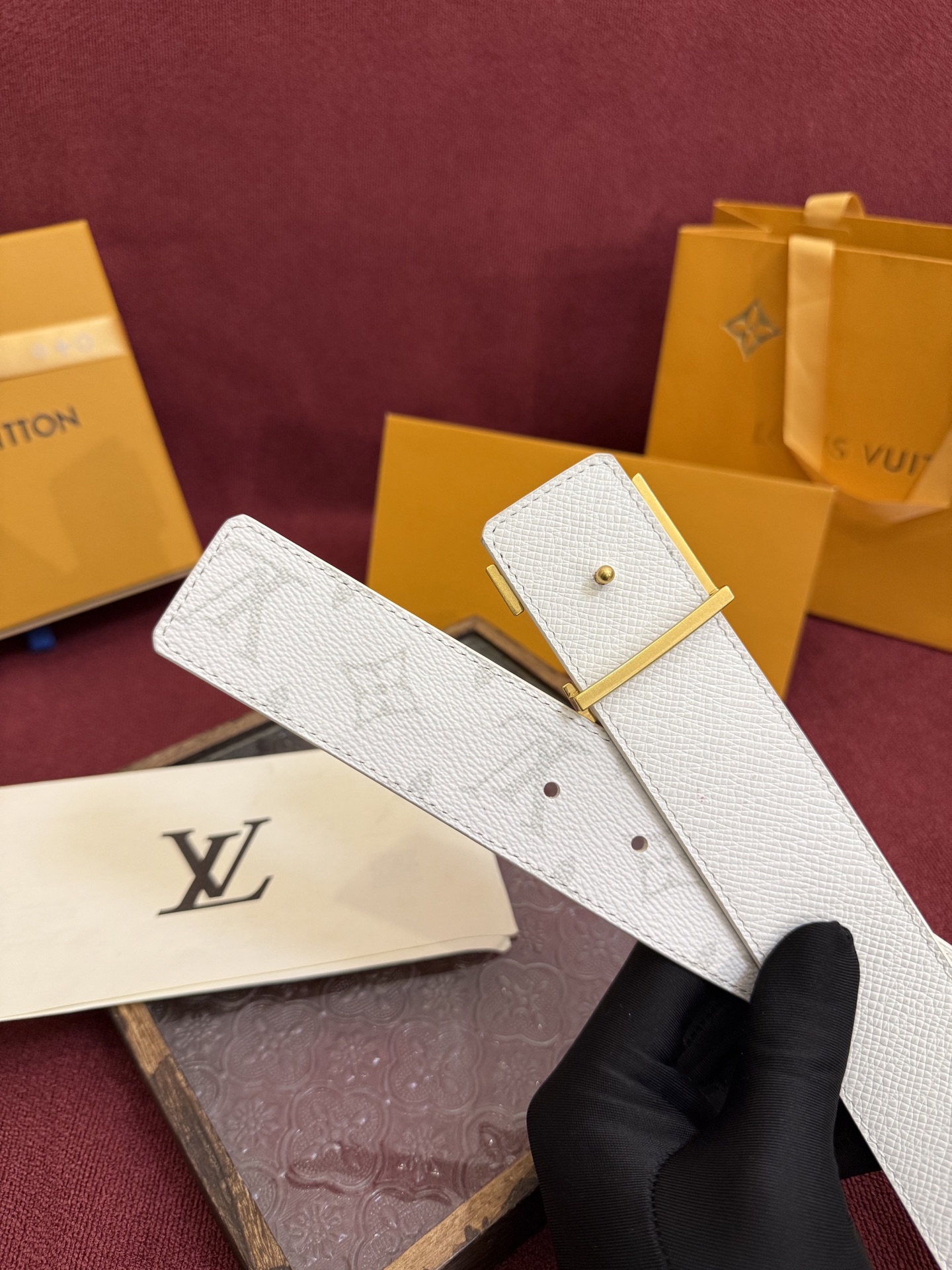 P lv男士新款皮带寬度4cm 訂製帆布面料飾有全新的圖案效果(颜色纯正) 衬托進口小牛皮配色底 搭配精