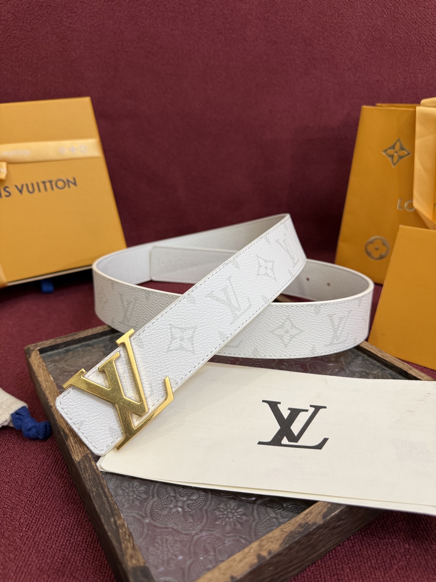 P lv男士新款皮带寬度4cm 訂製帆布面料飾有全新的圖案效果(颜色纯正) 衬托進口小牛皮配色底 搭配精