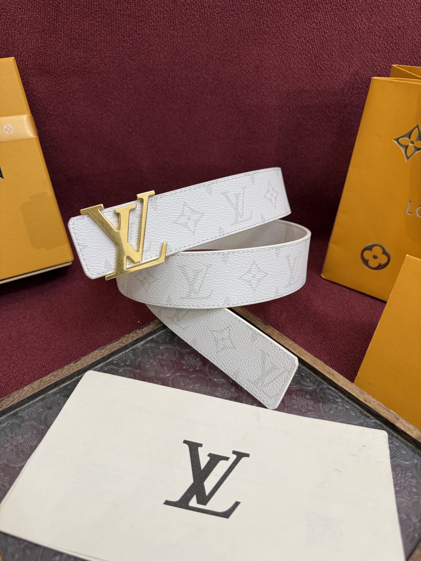 P lv男士新款皮带寬度4cm 訂製帆布面料飾有全新的圖案效果(颜色纯正) 衬托進口小牛皮配色底 搭配精