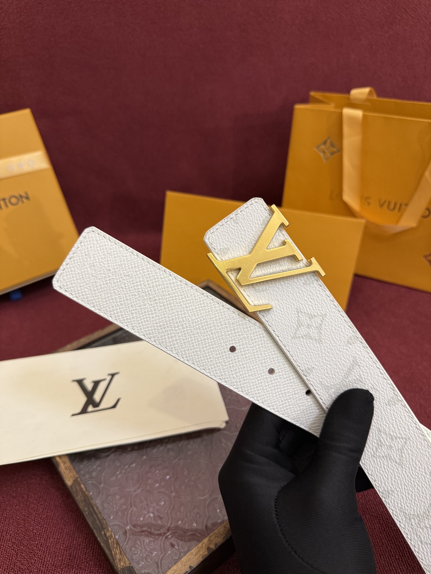 P lv男士新款皮带寬度4cm 訂製帆布面料飾有全新的圖案效果(颜色纯正) 衬托進口小牛皮配色底 搭配精