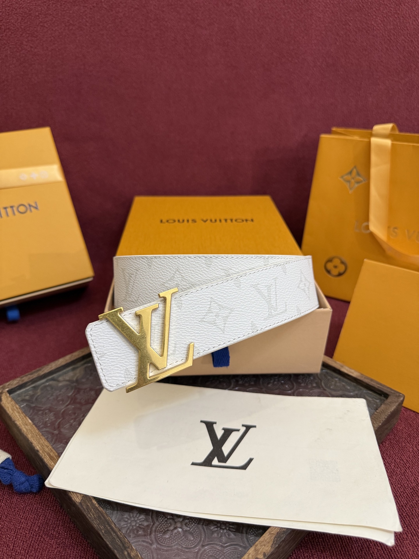 P lv男士新款皮带寬度4cm 訂製帆布面料飾有全新的圖案效果(颜色纯正) 衬托進口小牛皮配色底 搭配精