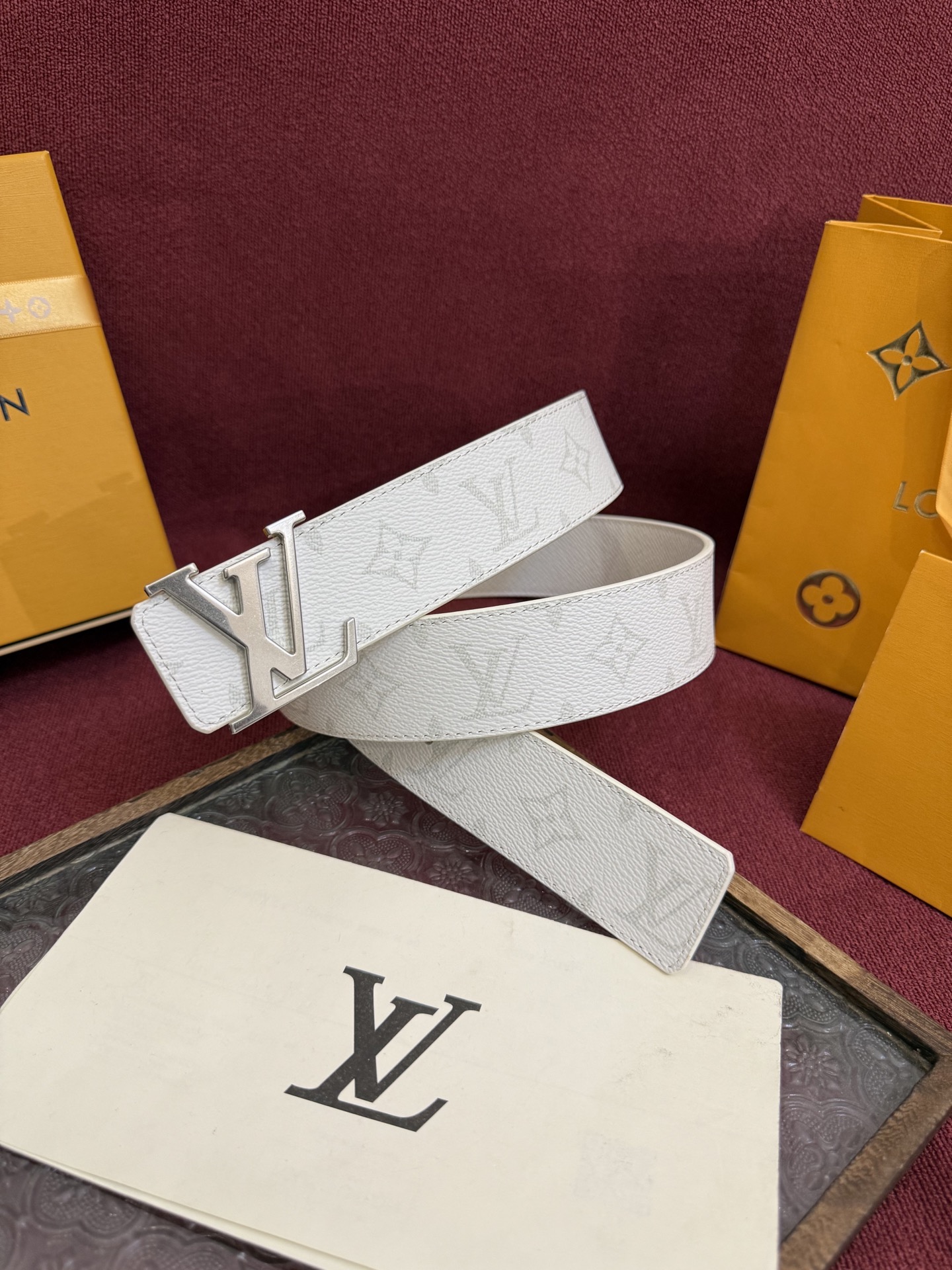 P lv男士新款皮带寬度4cm 訂製帆布面料飾有全新的圖案效果(颜色纯正) 衬托進口小牛皮配色底 搭配精