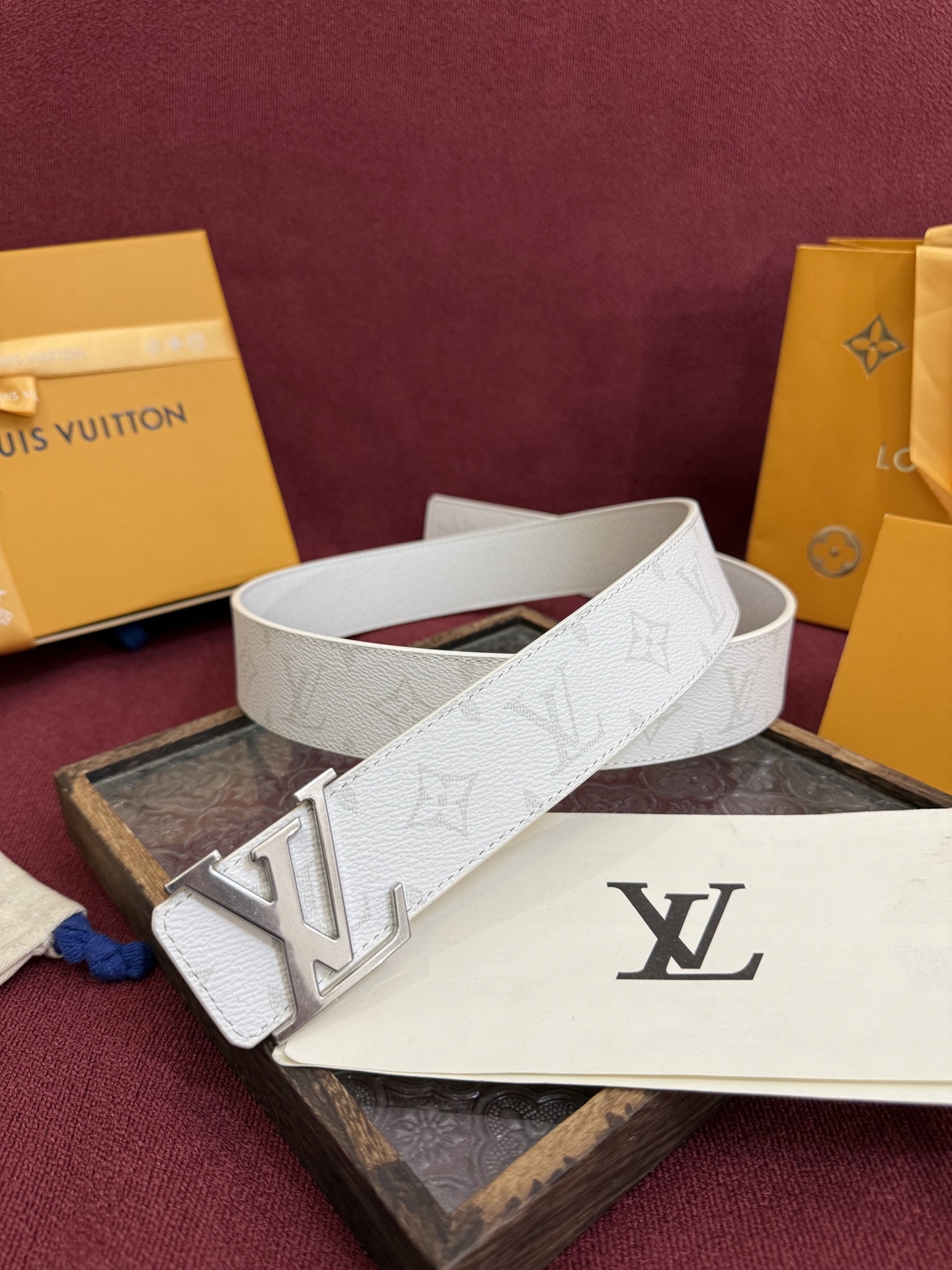 P lv男士新款皮带寬度4cm 訂製帆布面料飾有全新的圖案效果(颜色纯正) 衬托進口小牛皮配色底 搭配精