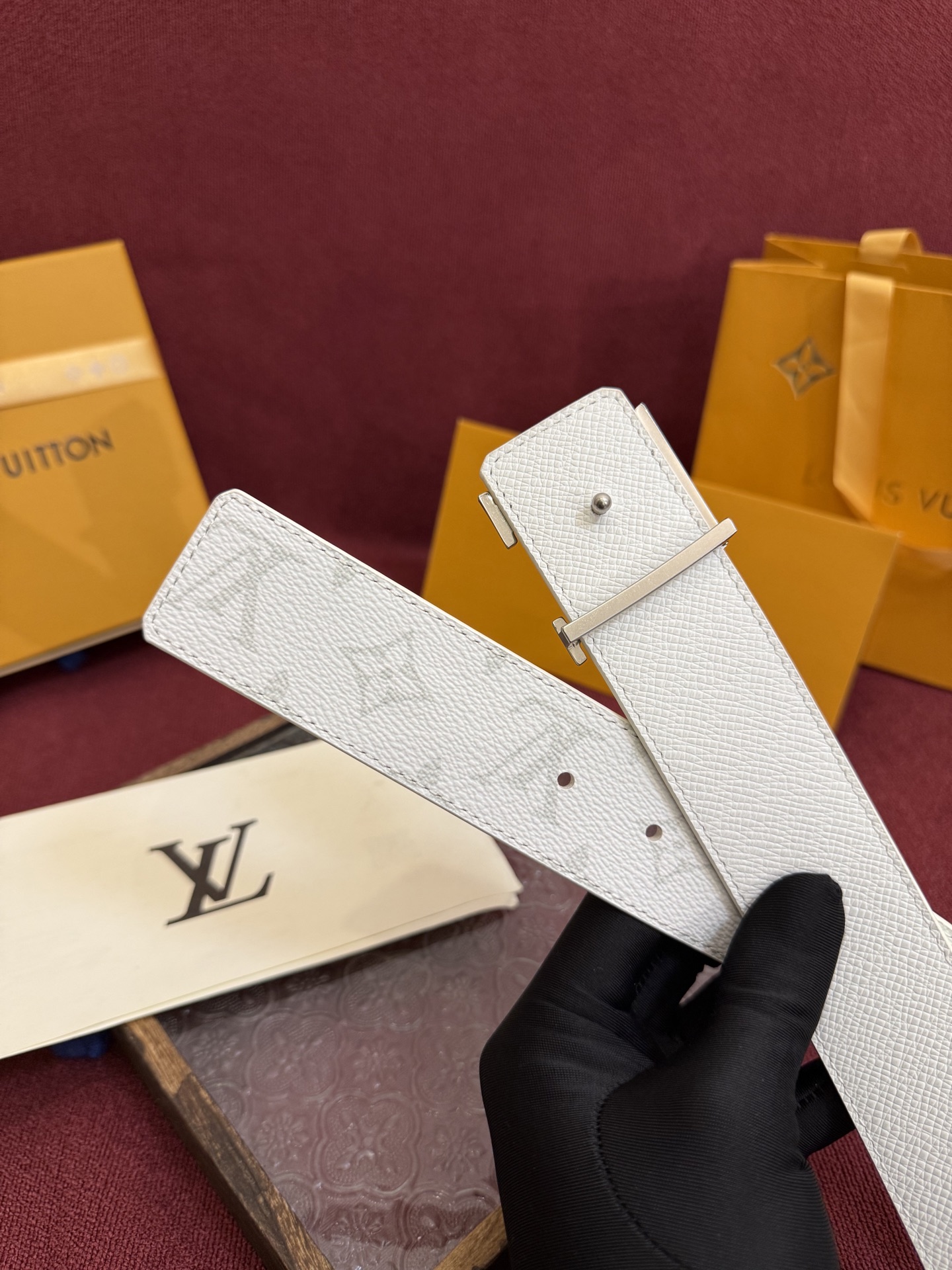 P lv男士新款皮带寬度4cm 訂製帆布面料飾有全新的圖案效果(颜色纯正) 衬托進口小牛皮配色底 搭配精