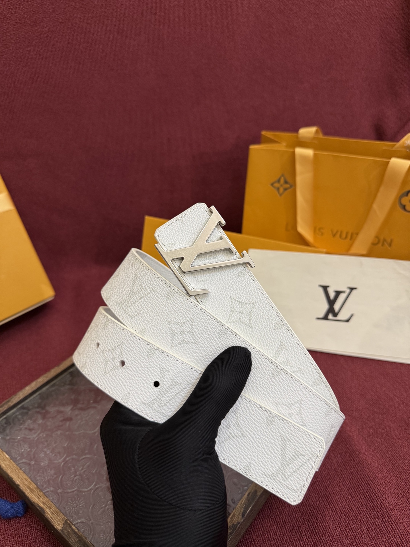 P lv男士新款皮带寬度4cm 訂製帆布面料飾有全新的圖案效果(颜色纯正) 衬托進口小牛皮配色底 搭配精