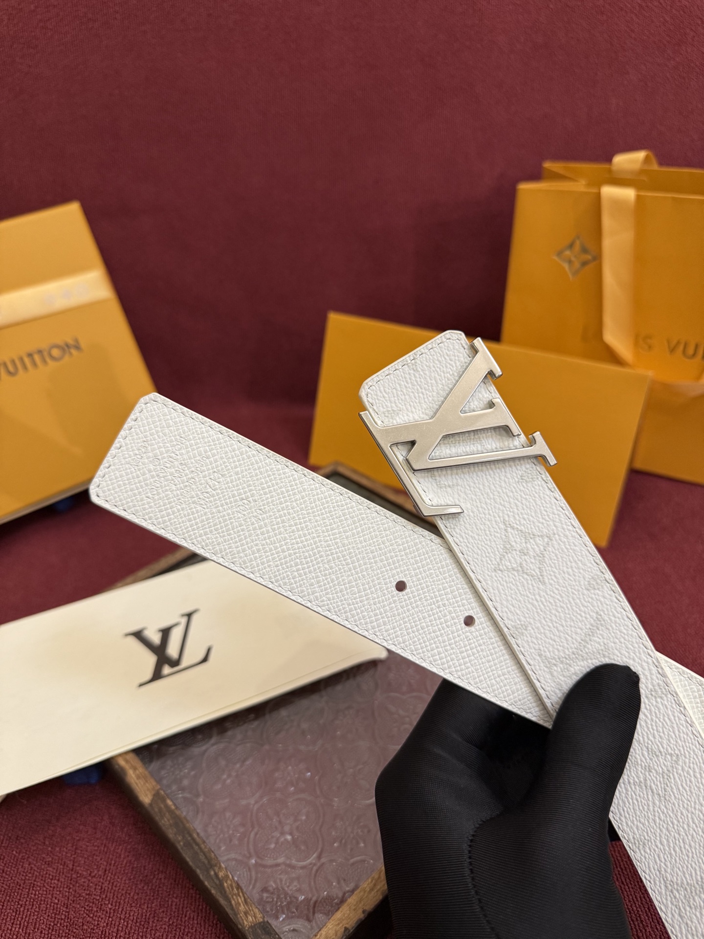 P lv男士新款皮带寬度4cm 訂製帆布面料飾有全新的圖案效果(颜色纯正) 衬托進口小牛皮配色底 搭配精