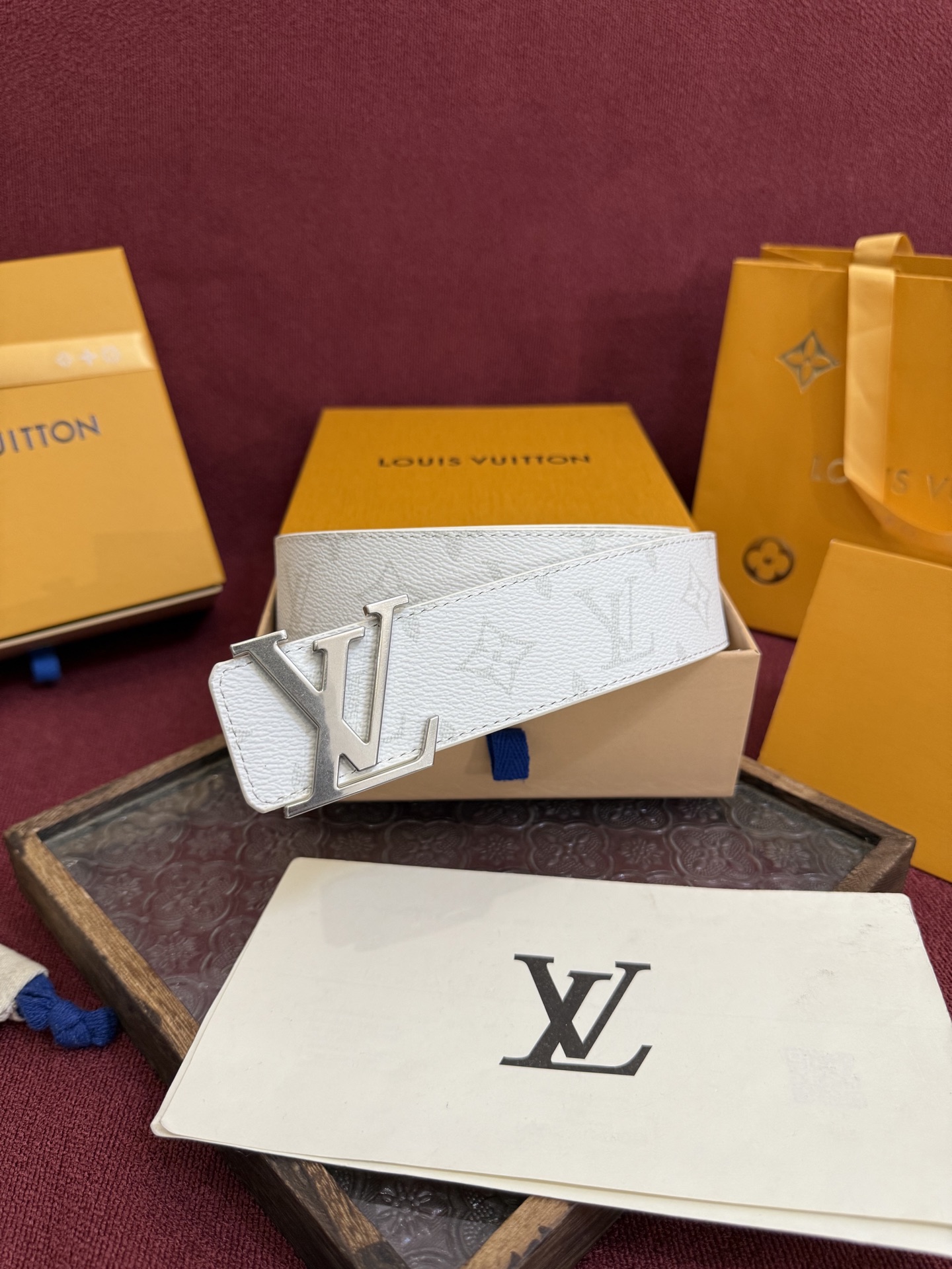 P lv男士新款皮带寬度4cm 訂製帆布面料飾有全新的圖案效果(颜色纯正) 衬托進口小牛皮配色底 搭配精