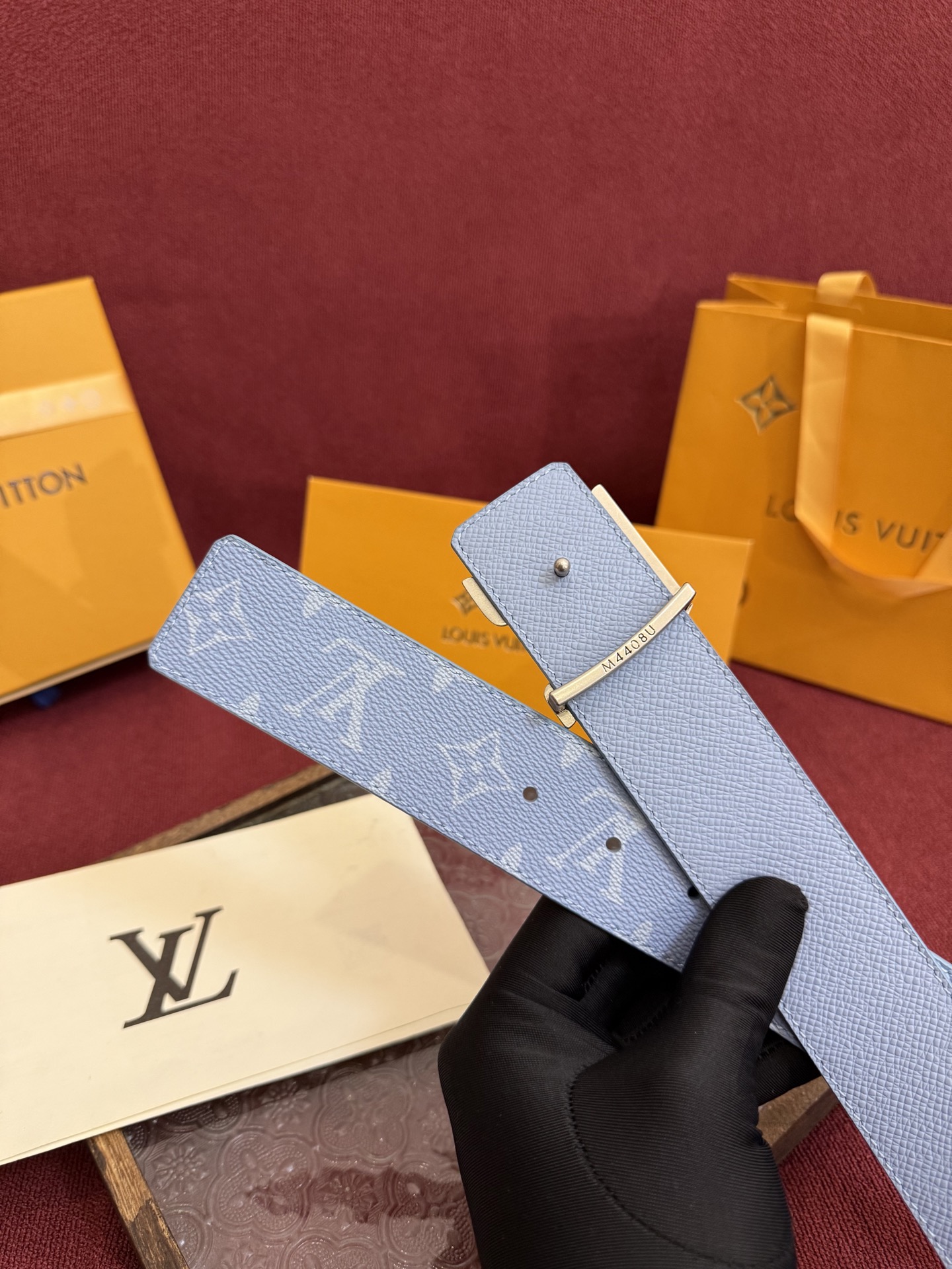 P lv男士新款皮带寬度4cm 訂製帆布面料飾有全新的圖案效果(颜色纯正) 衬托進口小牛皮配色底 搭配精