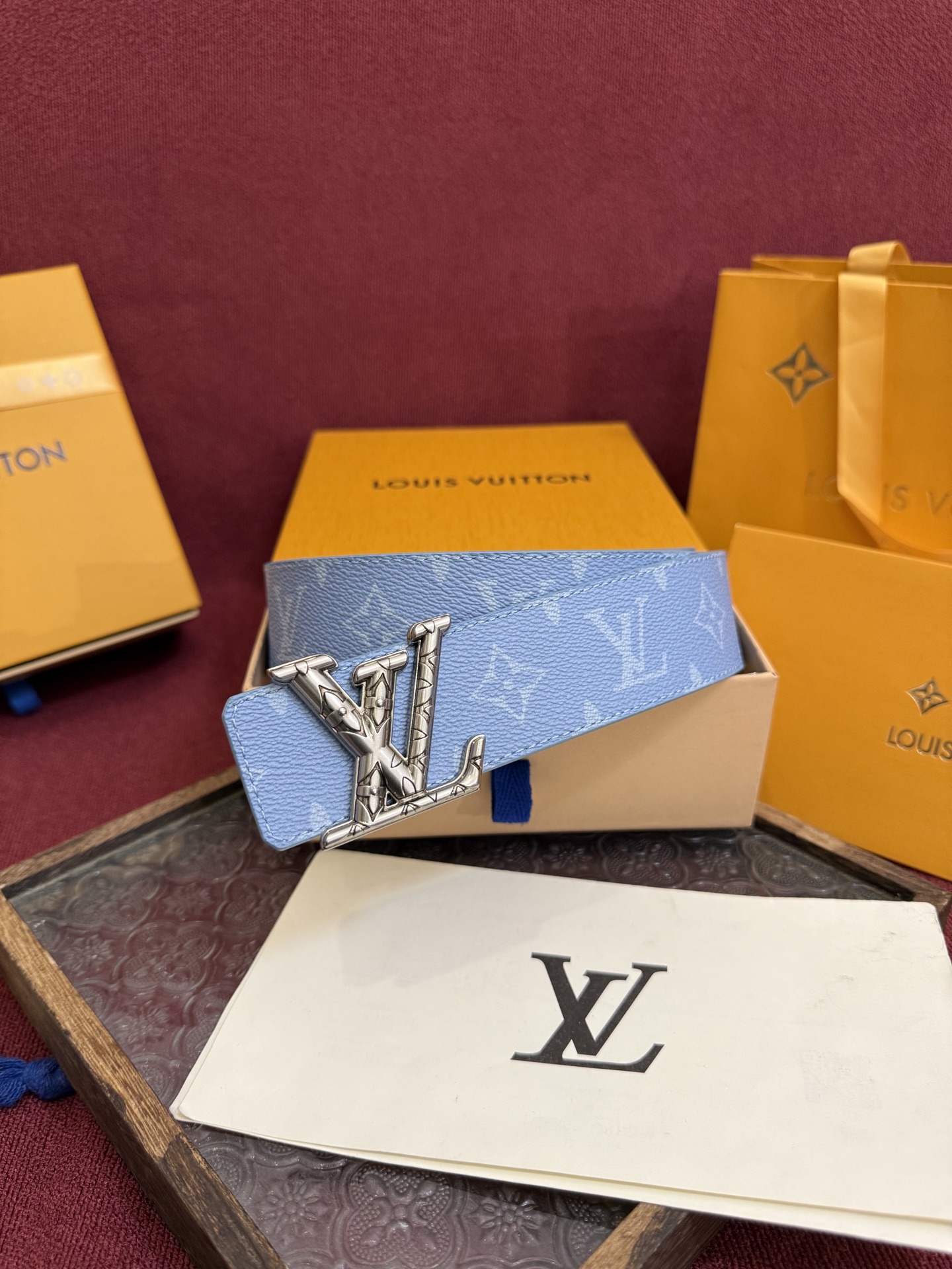 P lv男士新款皮带寬度4cm 訂製帆布面料飾有全新的圖案效果(颜色纯正) 衬托進口小牛皮配色底 搭配精