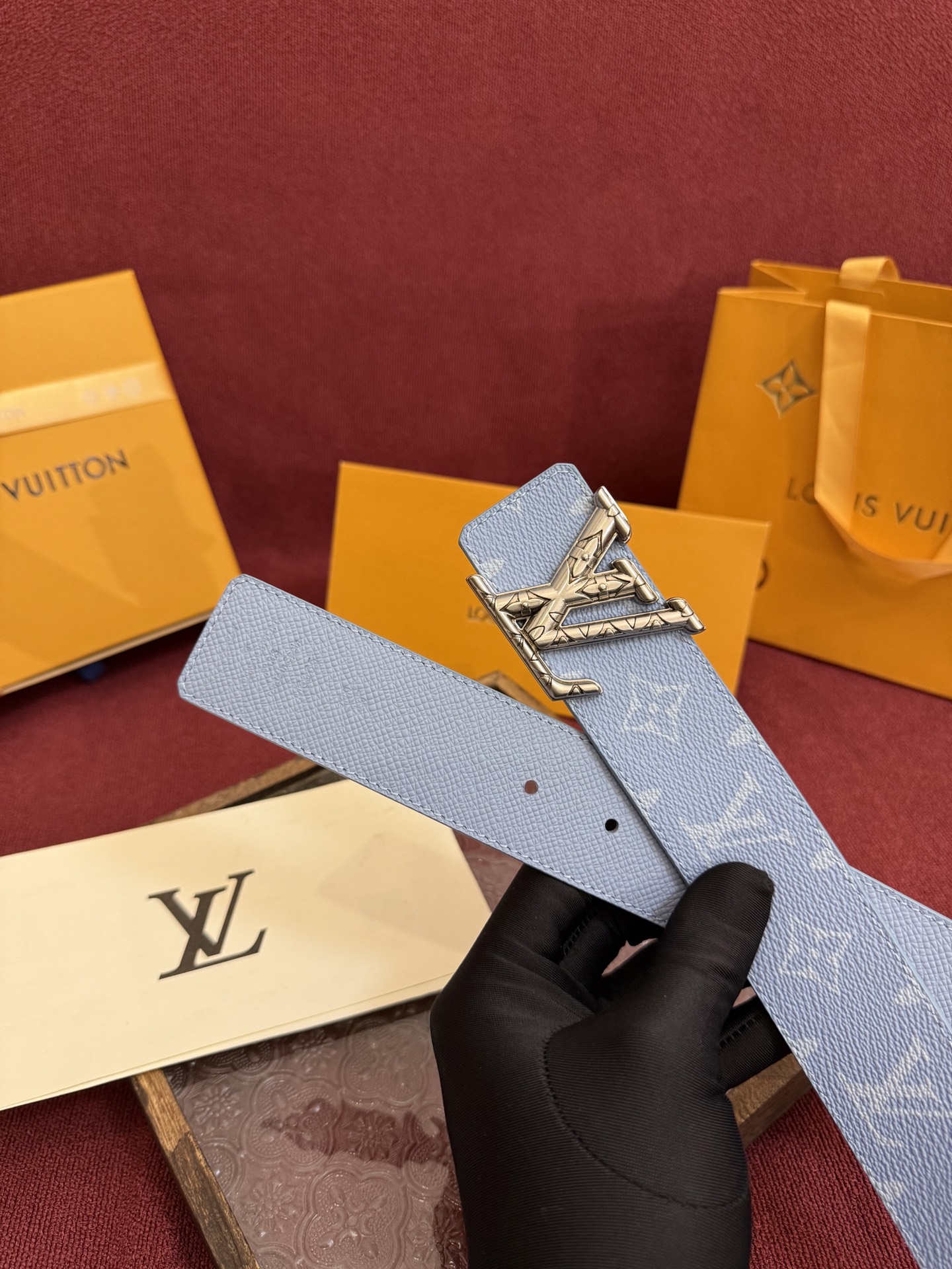 P lv男士新款皮带寬度4cm 訂製帆布面料飾有全新的圖案效果(颜色纯正) 衬托進口小牛皮配色底 搭配精