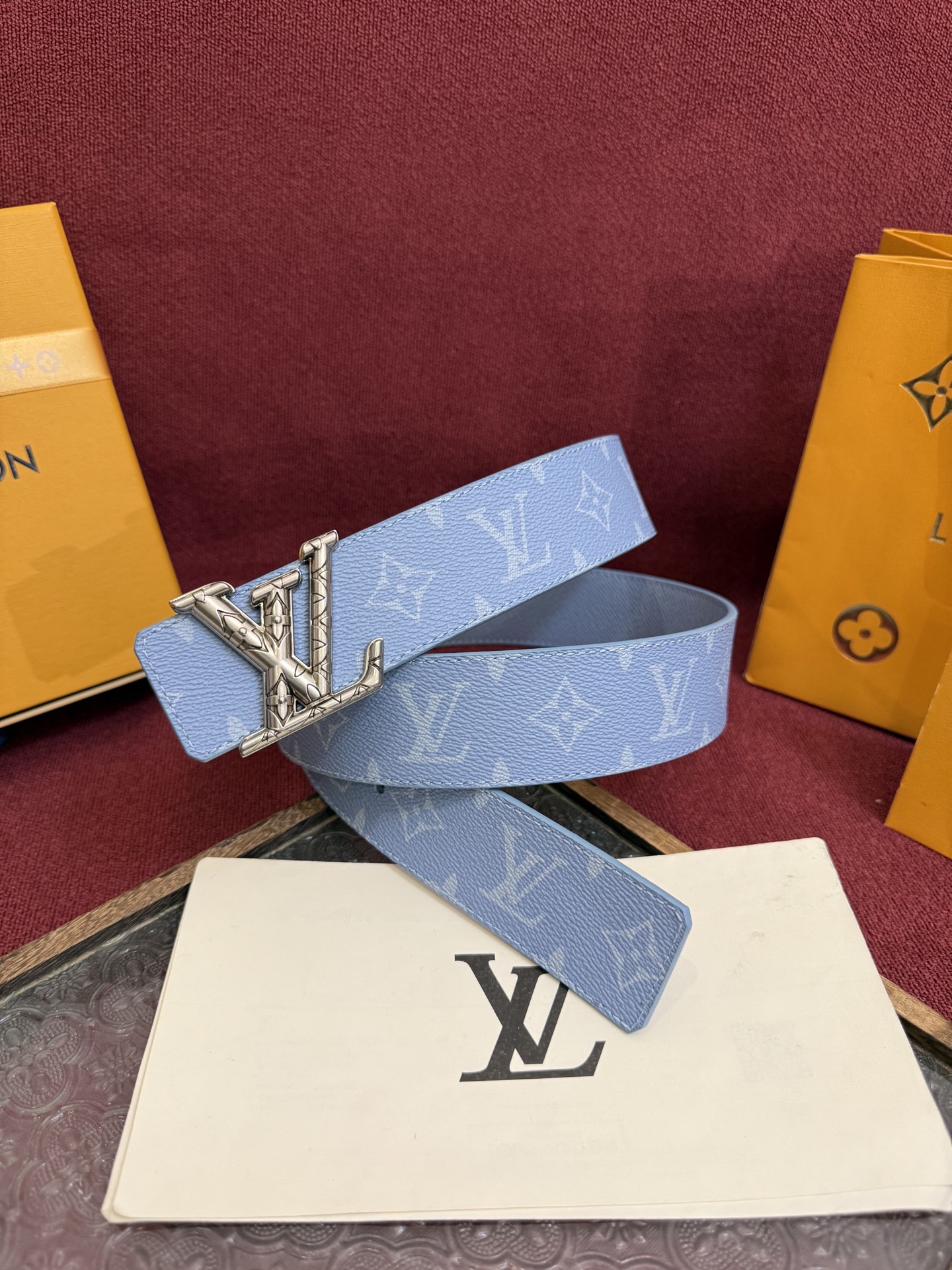 P lv男士新款皮带寬度4cm 訂製帆布面料飾有全新的圖案效果(颜色纯正) 衬托進口小牛皮配色底 搭配精