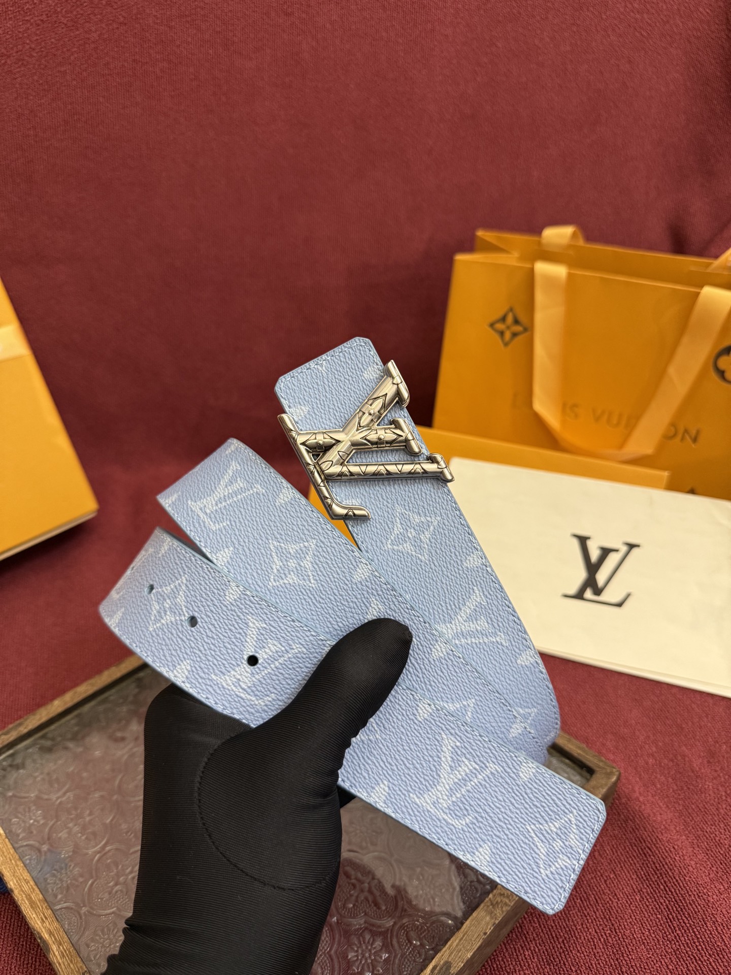 P lv男士新款皮带寬度4cm 訂製帆布面料飾有全新的圖案效果(颜色纯正) 衬托進口小牛皮配色底 搭配精