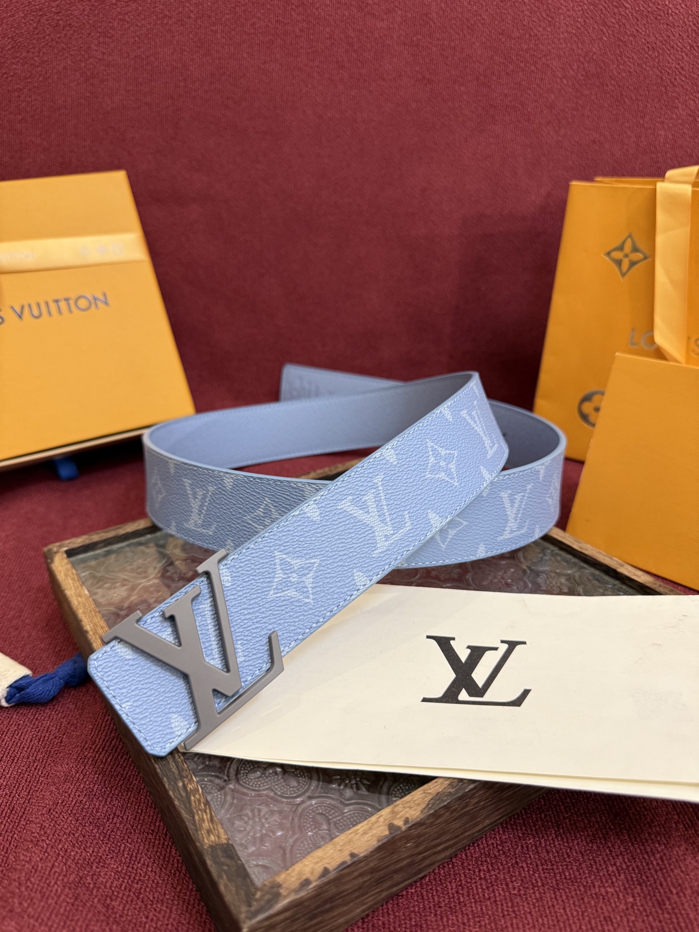 P lv男士新款皮带寬度4cm 訂製帆布面料飾有全新的圖案效果(颜色纯正) 衬托進口小牛皮配色底 搭配精