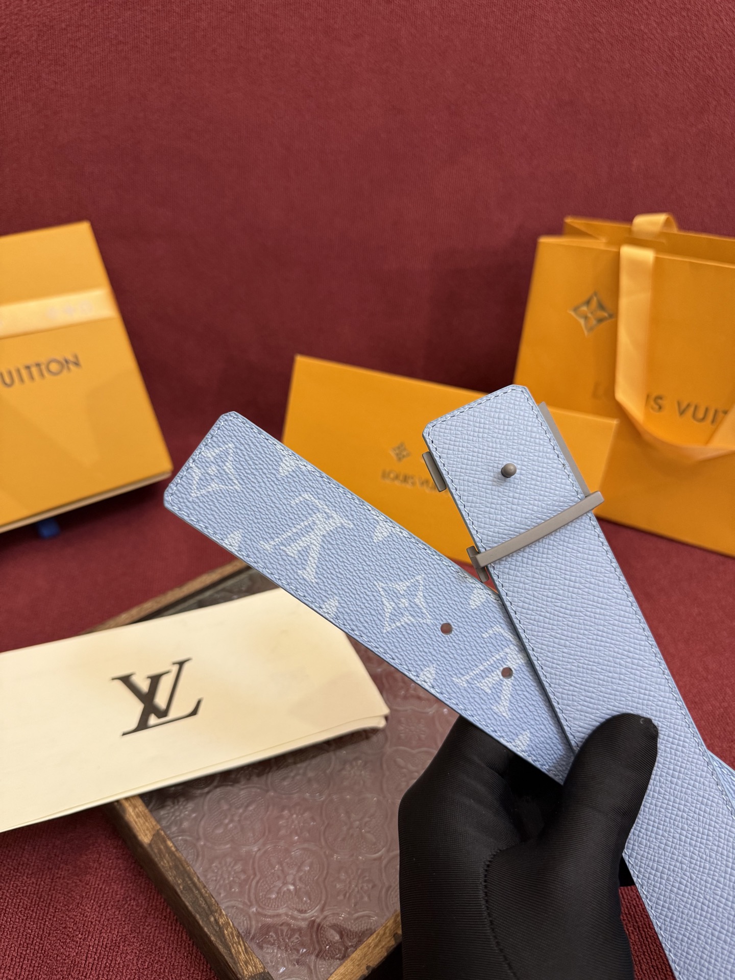 P lv男士新款皮带寬度4cm 訂製帆布面料飾有全新的圖案效果(颜色纯正) 衬托進口小牛皮配色底 搭配精