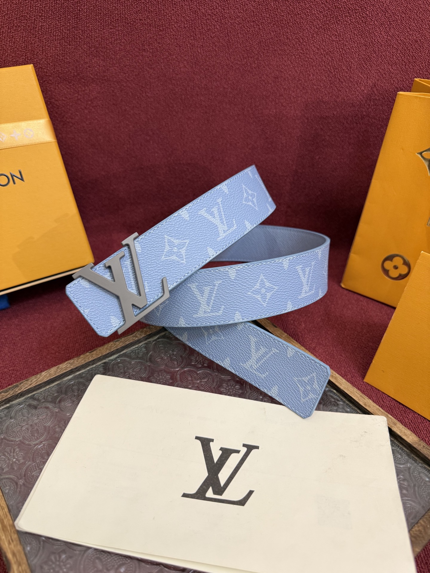 P lv男士新款皮带寬度4cm 訂製帆布面料飾有全新的圖案效果(颜色纯正) 衬托進口小牛皮配色底 搭配精