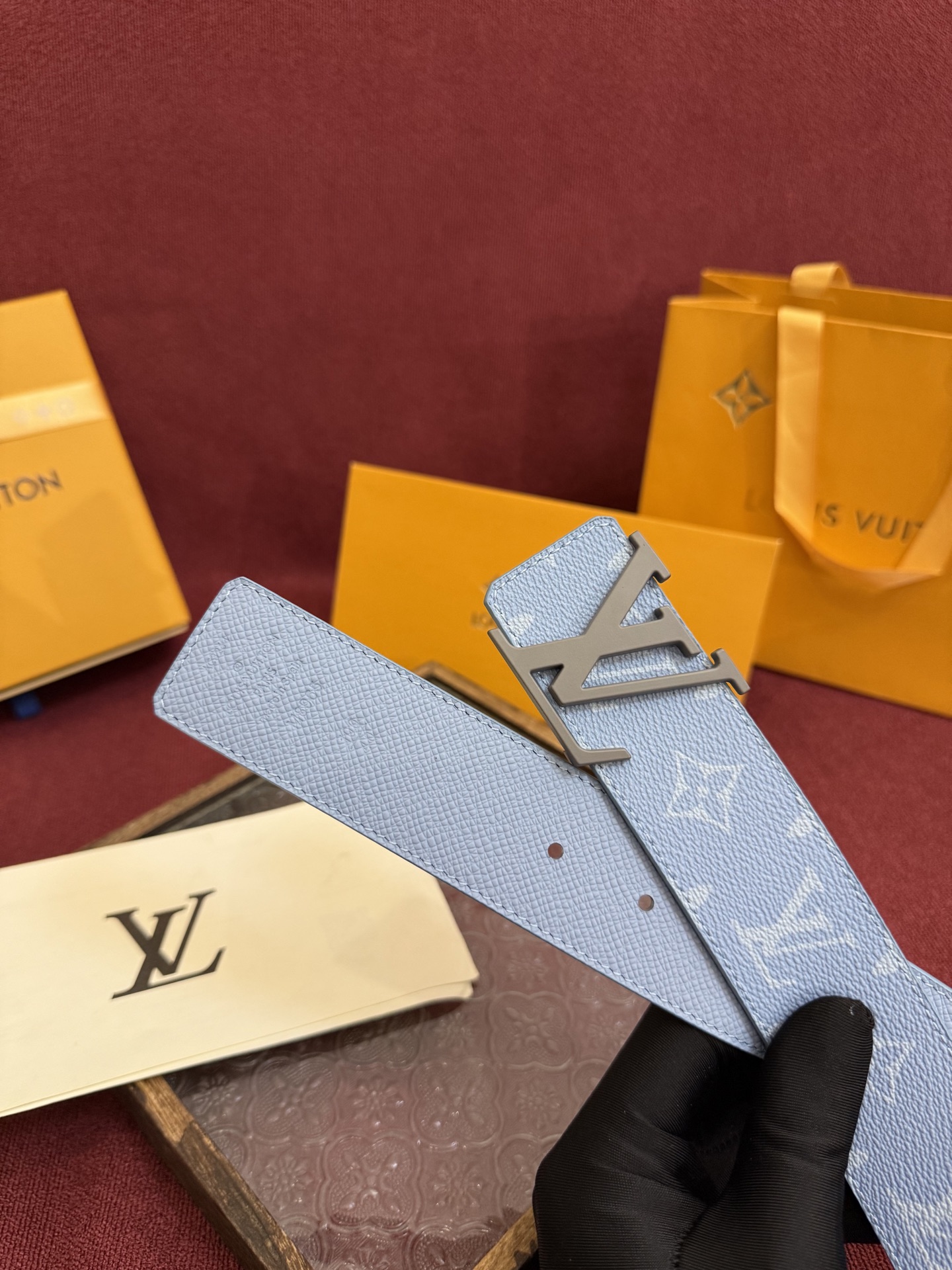 P lv男士新款皮带寬度4cm 訂製帆布面料飾有全新的圖案效果(颜色纯正) 衬托進口小牛皮配色底 搭配精