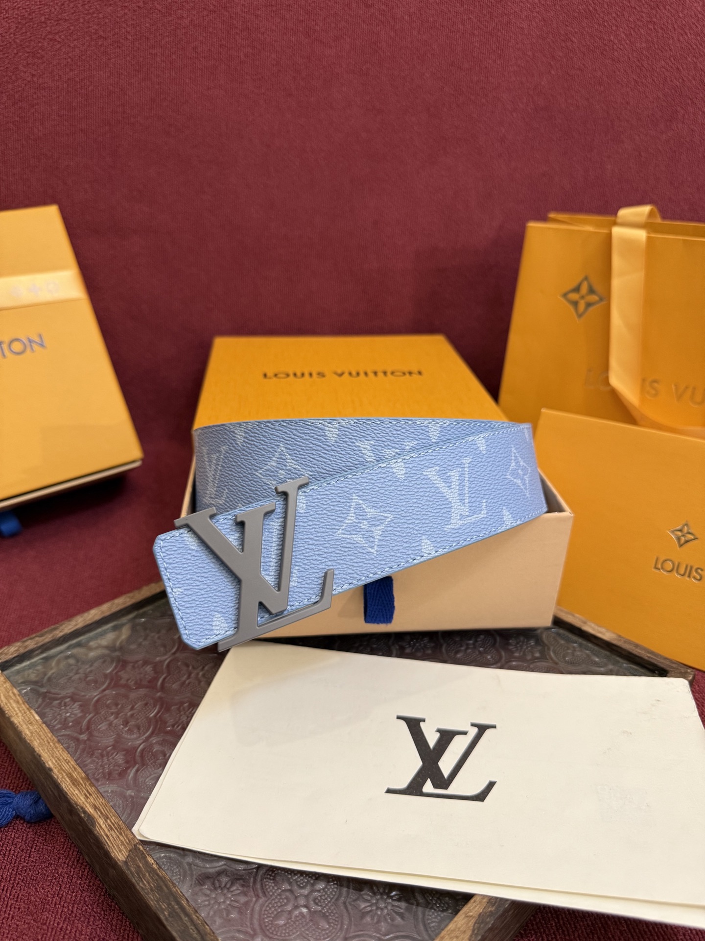 P lv男士新款皮带寬度4cm 訂製帆布面料飾有全新的圖案效果(颜色纯正) 衬托進口小牛皮配色底 搭配精