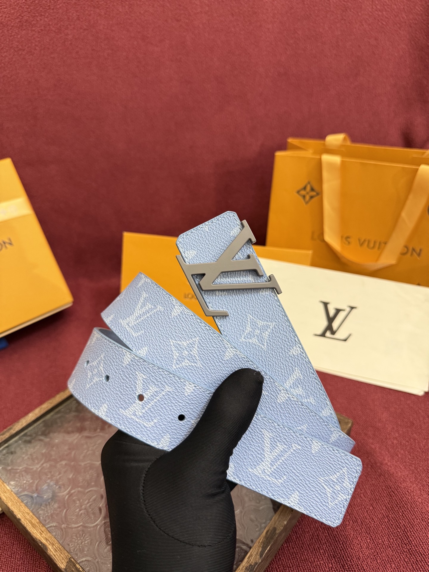 P lv男士新款皮带寬度4cm 訂製帆布面料飾有全新的圖案效果(颜色纯正) 衬托進口小牛皮配色底 搭配精