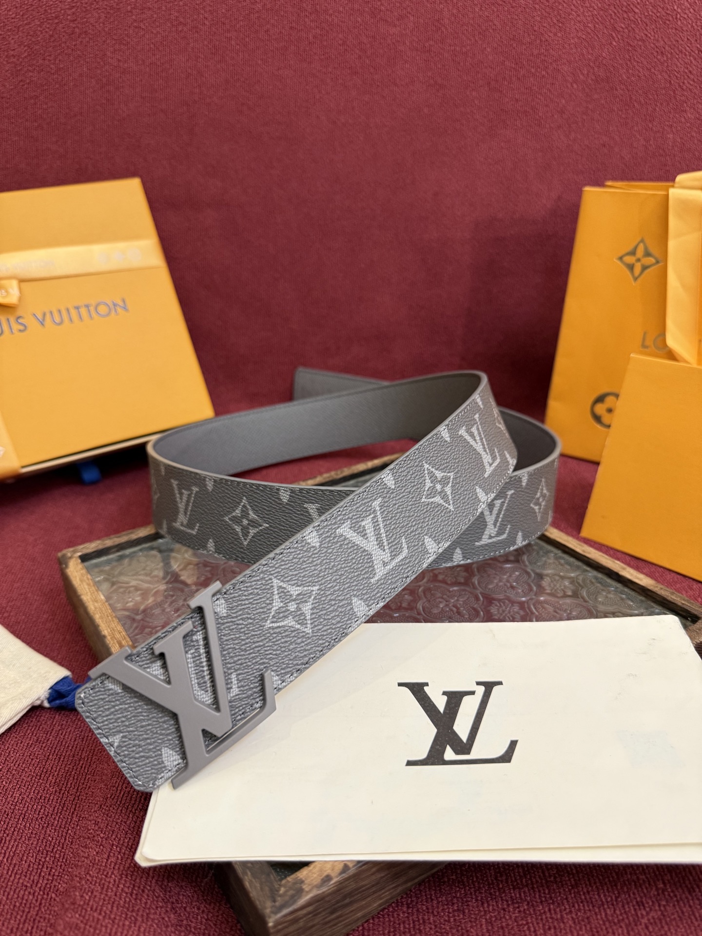 P lv男士新款皮带寬度4cm 訂製帆布面料飾有全新的圖案效果(颜色纯正) 衬托進口小牛皮配色底 搭配精