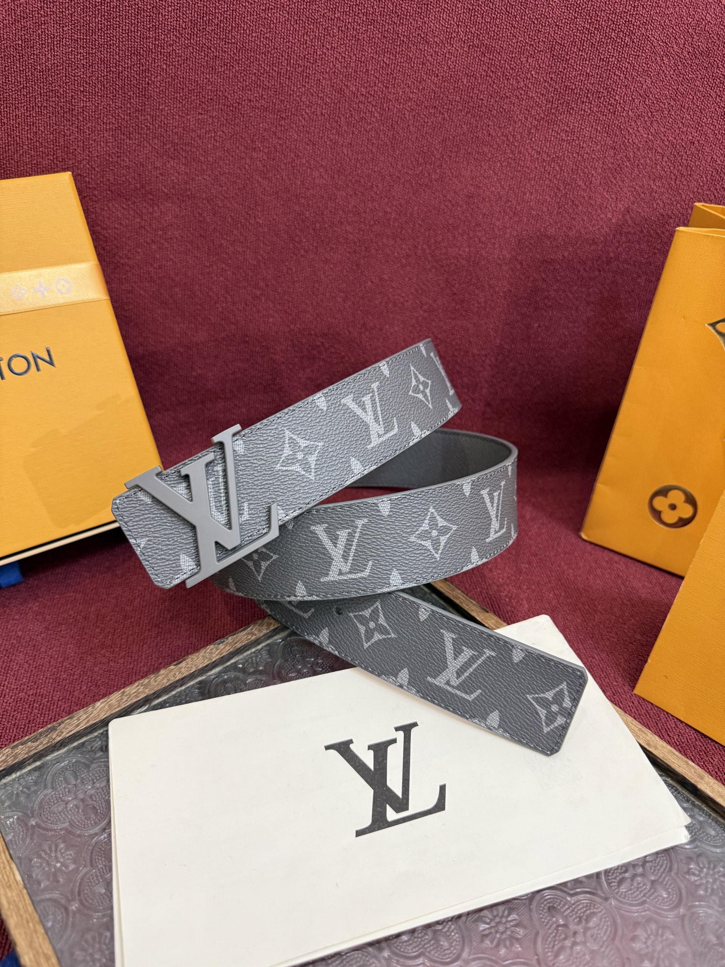 P lv男士新款皮带寬度4cm 訂製帆布面料飾有全新的圖案效果(颜色纯正) 衬托進口小牛皮配色底 搭配精