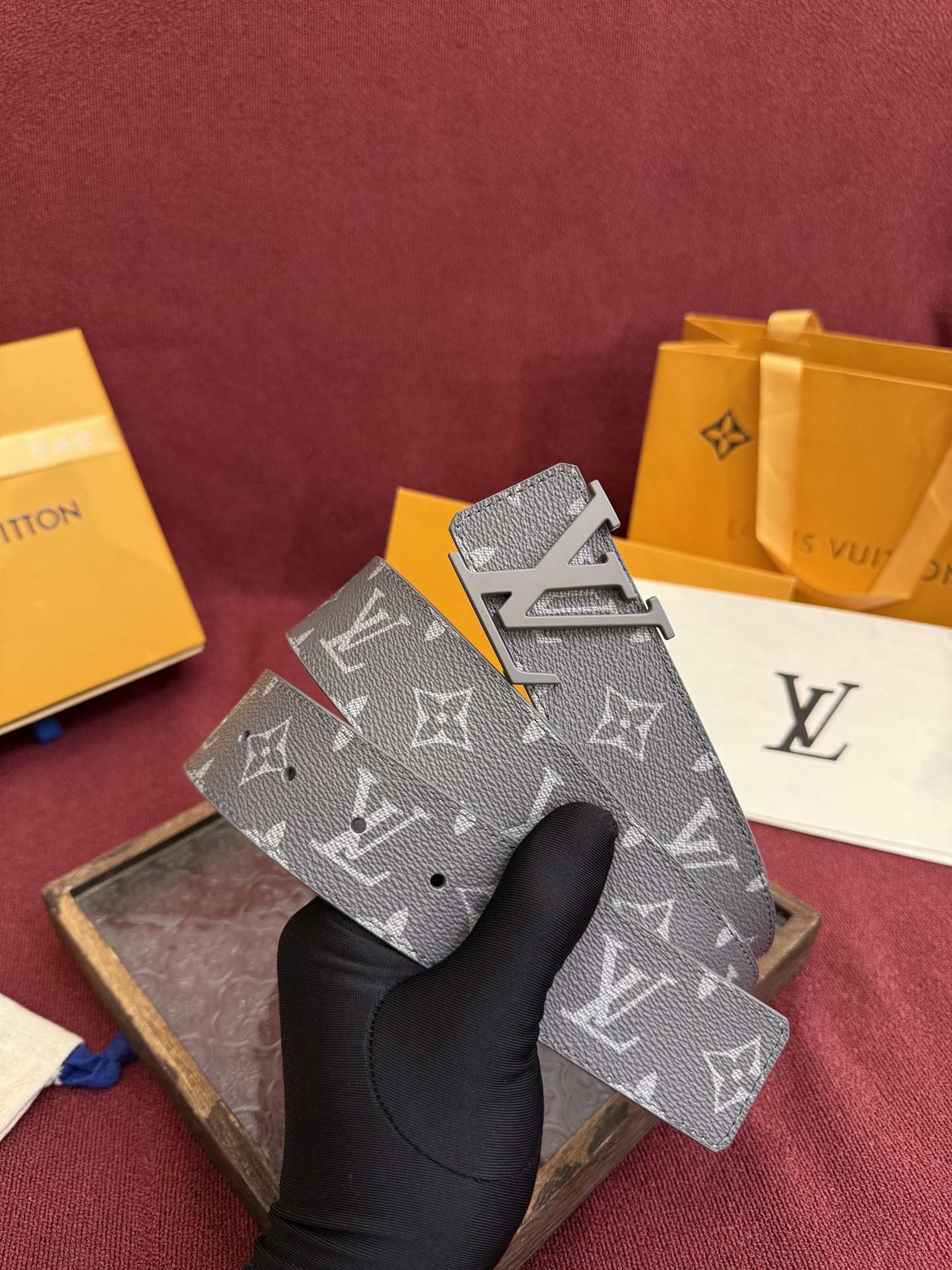 P lv男士新款皮带寬度4cm 訂製帆布面料飾有全新的圖案效果(颜色纯正) 衬托進口小牛皮配色底 搭配精