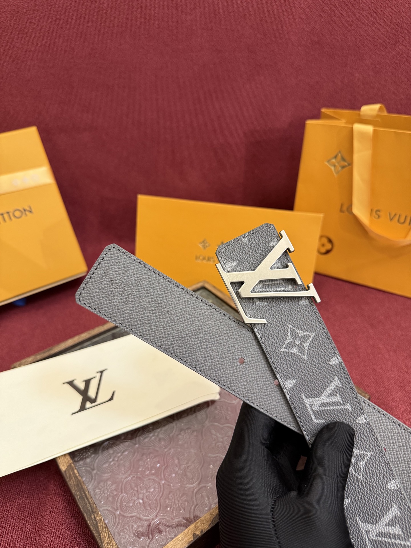 P lv男士新款皮带寬度4cm 訂製帆布面料飾有全新的圖案效果(颜色纯正) 衬托進口小牛皮配色底 搭配精