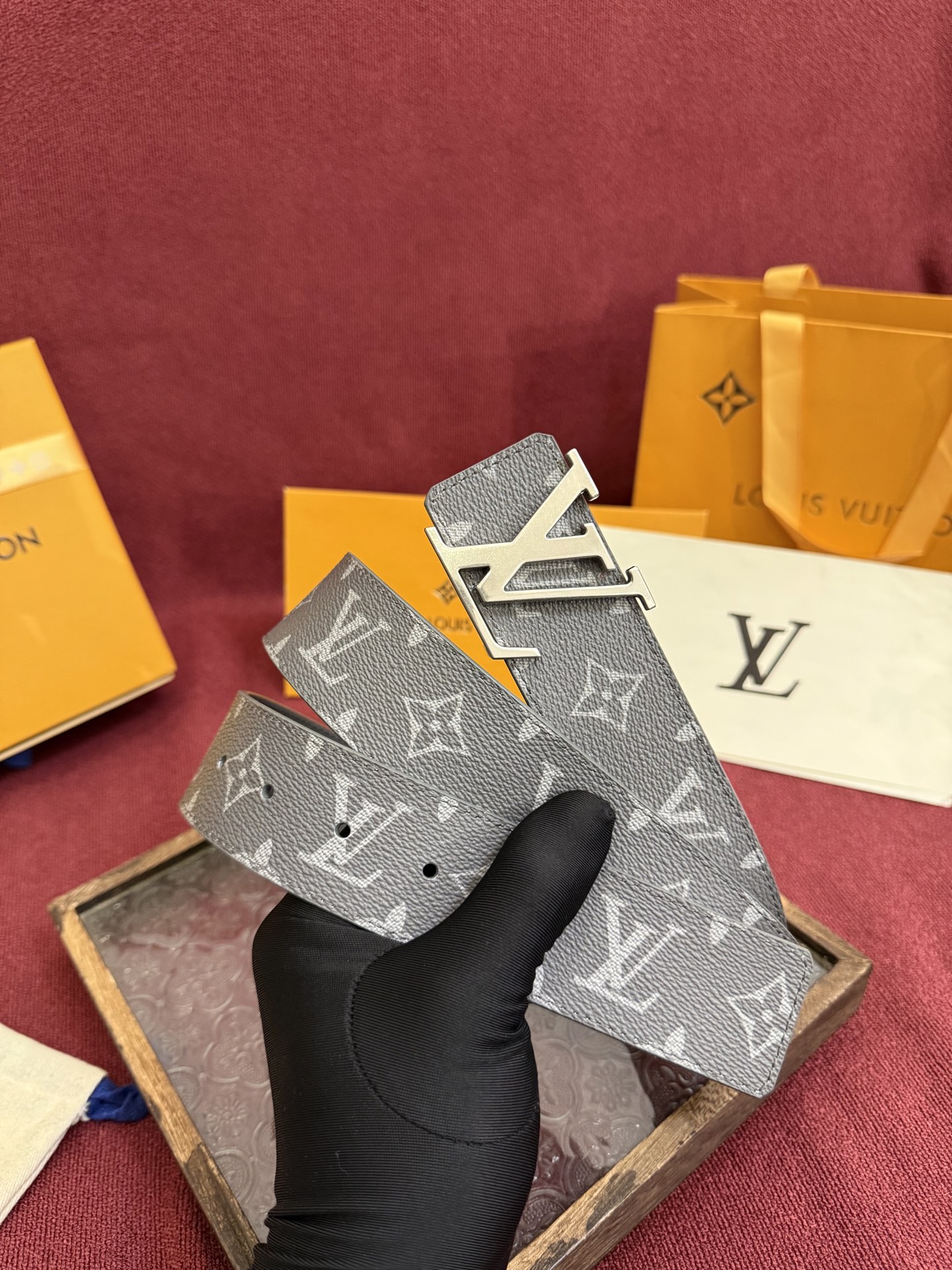 P lv男士新款皮带寬度4cm 訂製帆布面料飾有全新的圖案效果(颜色纯正) 衬托進口小牛皮配色底 搭配精