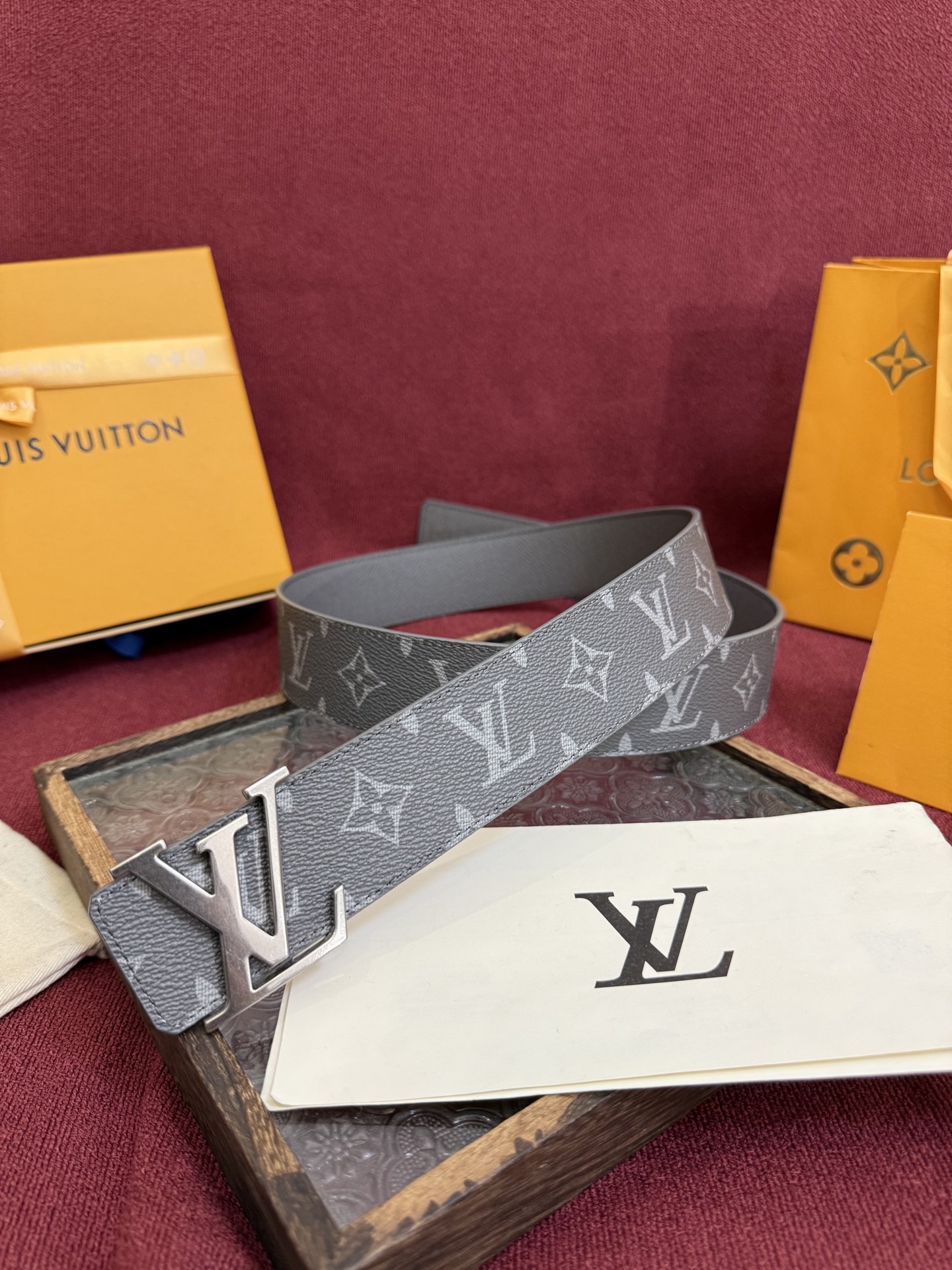 P lv男士新款皮带寬度4cm 訂製帆布面料飾有全新的圖案效果(颜色纯正) 衬托進口小牛皮配色底 搭配精