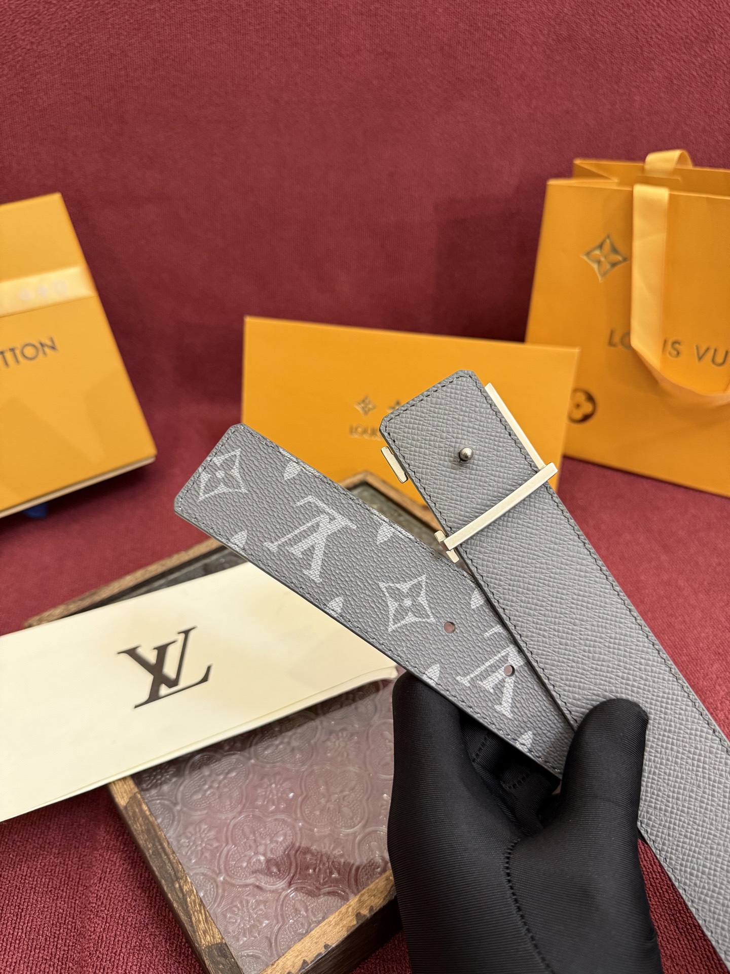 P lv男士新款皮带寬度4cm 訂製帆布面料飾有全新的圖案效果(颜色纯正) 衬托進口小牛皮配色底 搭配精