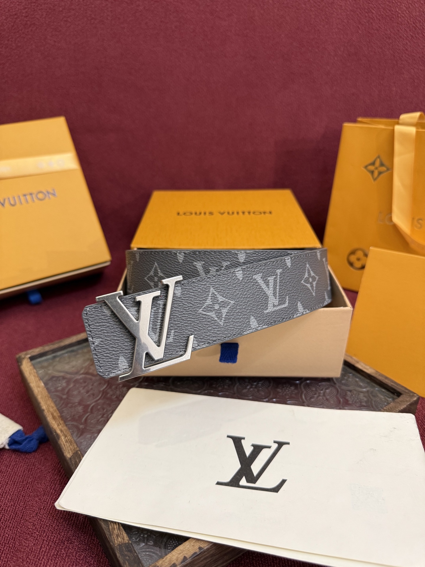 P lv男士新款皮带寬度4cm 訂製帆布面料飾有全新的圖案效果(颜色纯正) 衬托進口小牛皮配色底 搭配精