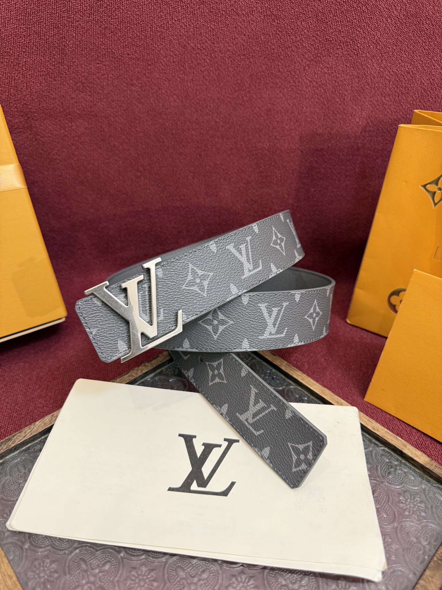 P lv男士新款皮带寬度4cm 訂製帆布面料飾有全新的圖案效果(颜色纯正) 衬托進口小牛皮配色底 搭配精