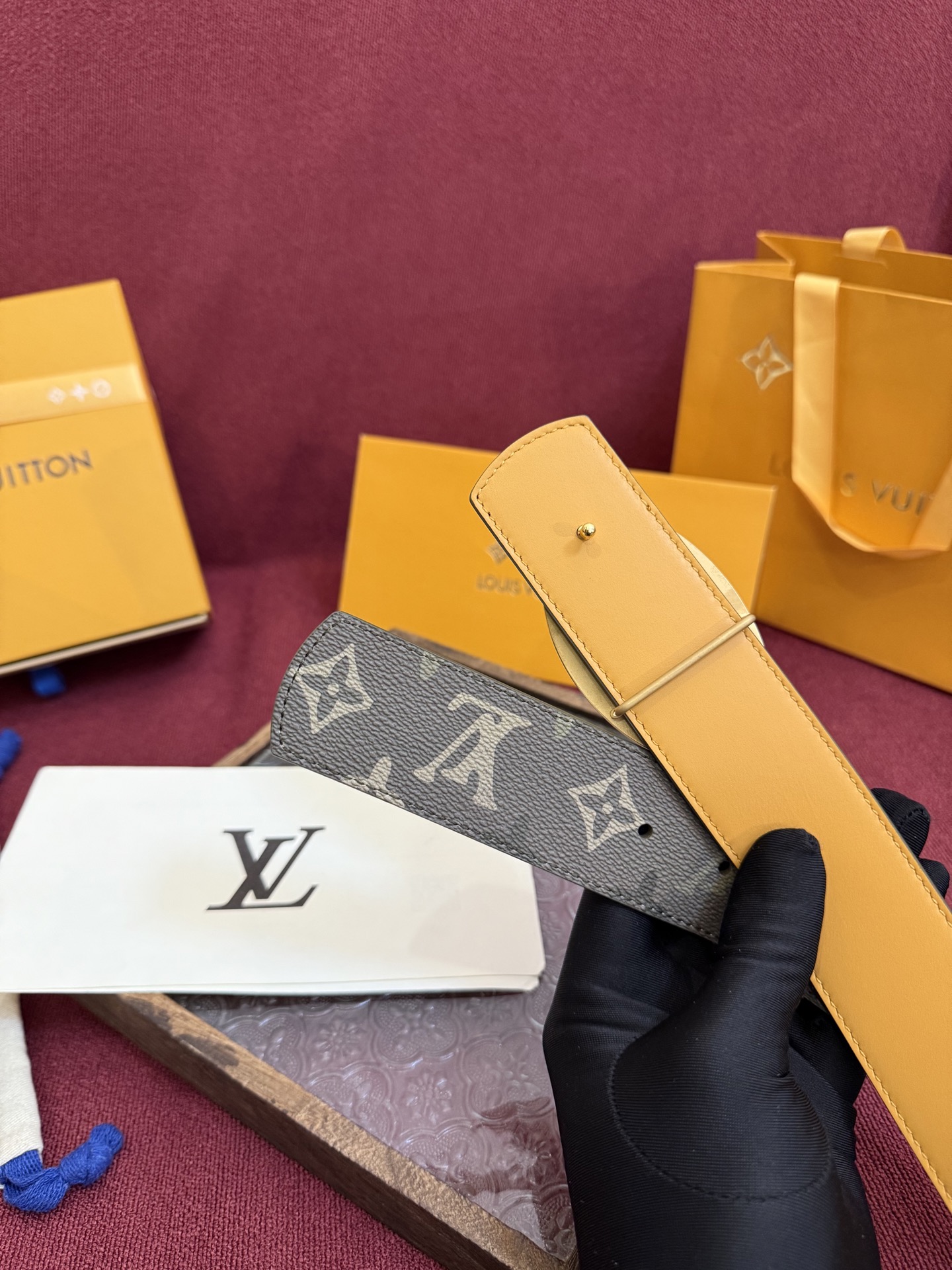 P lv男士新款皮带寬度4cm 訂製帆布面料飾有全新的圖案效果(颜色纯正) 衬托進口小牛皮配色底 搭配精