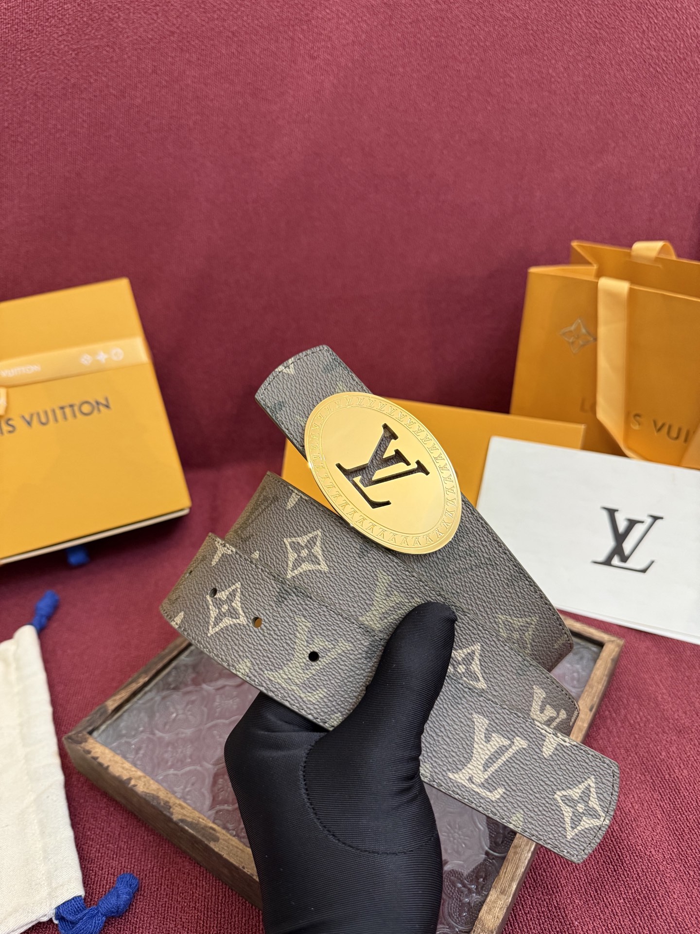 P lv男士新款皮带寬度4cm 訂製帆布面料飾有全新的圖案效果(颜色纯正) 衬托進口小牛皮配色底 搭配精