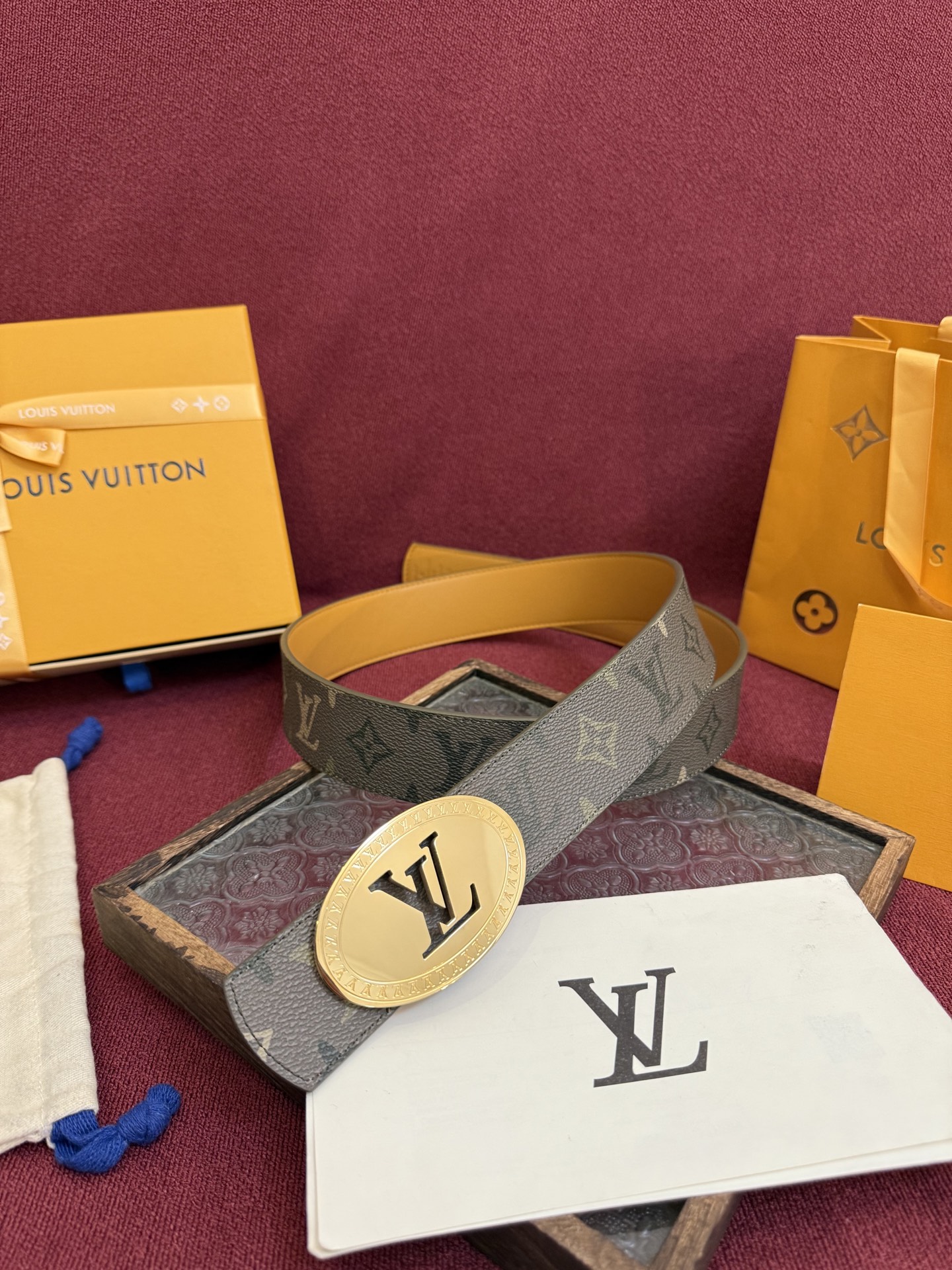 P lv男士新款皮带寬度4cm 訂製帆布面料飾有全新的圖案效果(颜色纯正) 衬托進口小牛皮配色底 搭配精