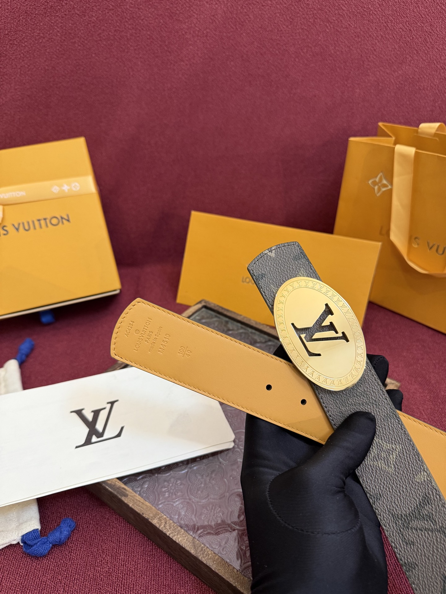 P lv男士新款皮带寬度4cm 訂製帆布面料飾有全新的圖案效果(颜色纯正) 衬托進口小牛皮配色底 搭配精