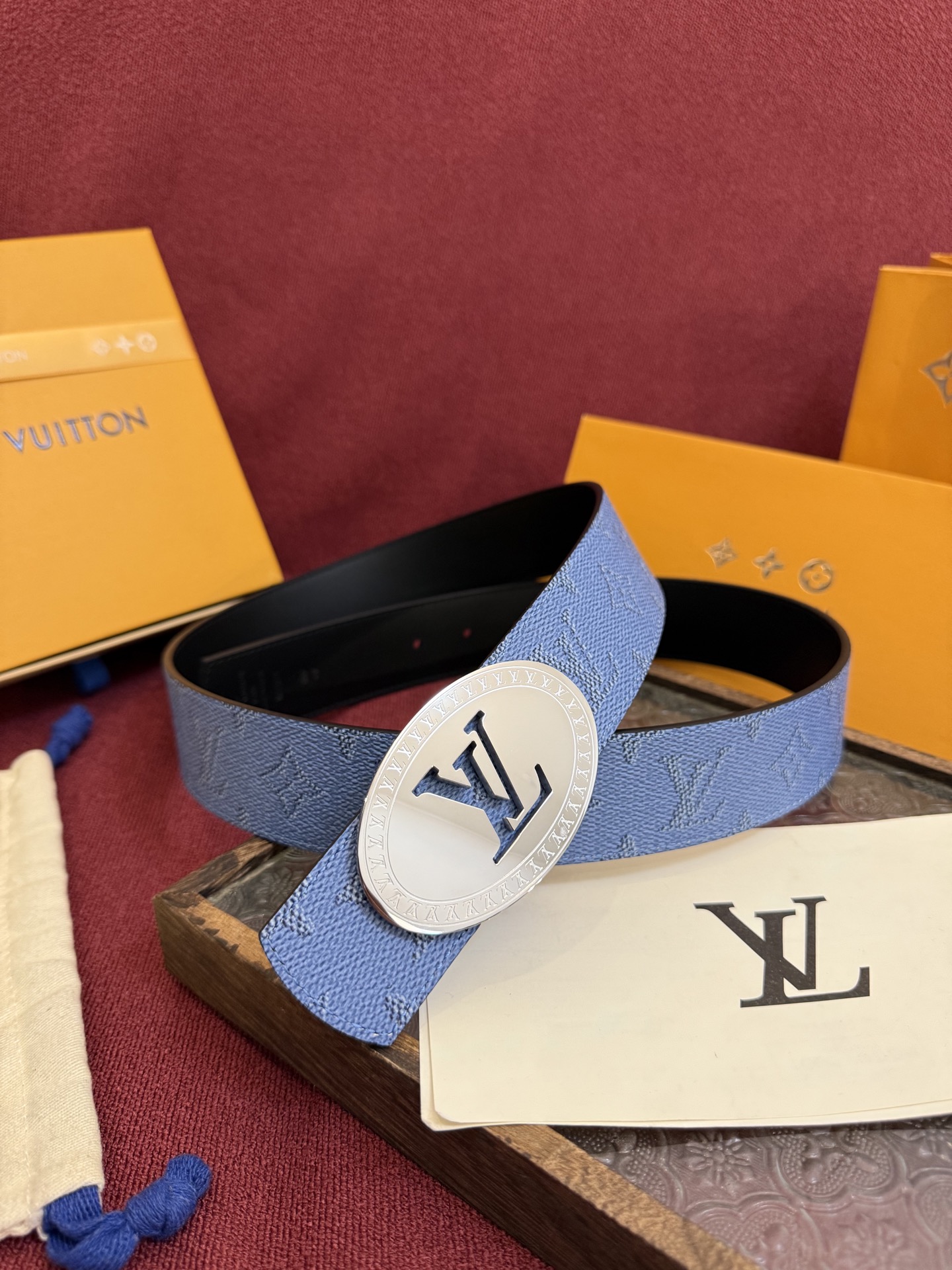 P lv男士新款皮带寬度4cm 訂製帆布面料飾有全新的圖案效果(颜色纯正) 衬托進口小牛皮配色底 搭配精