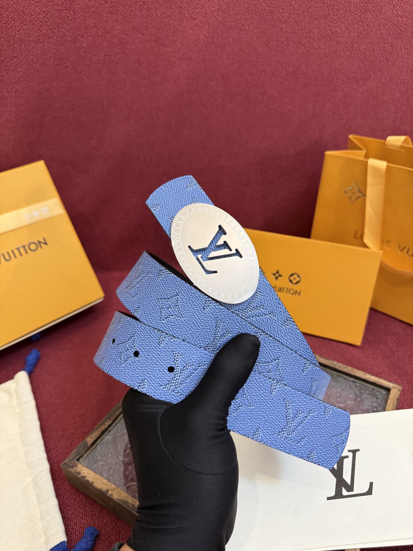 P lv男士新款皮带寬度4cm 訂製帆布面料飾有全新的圖案效果(颜色纯正) 衬托進口小牛皮配色底 搭配精