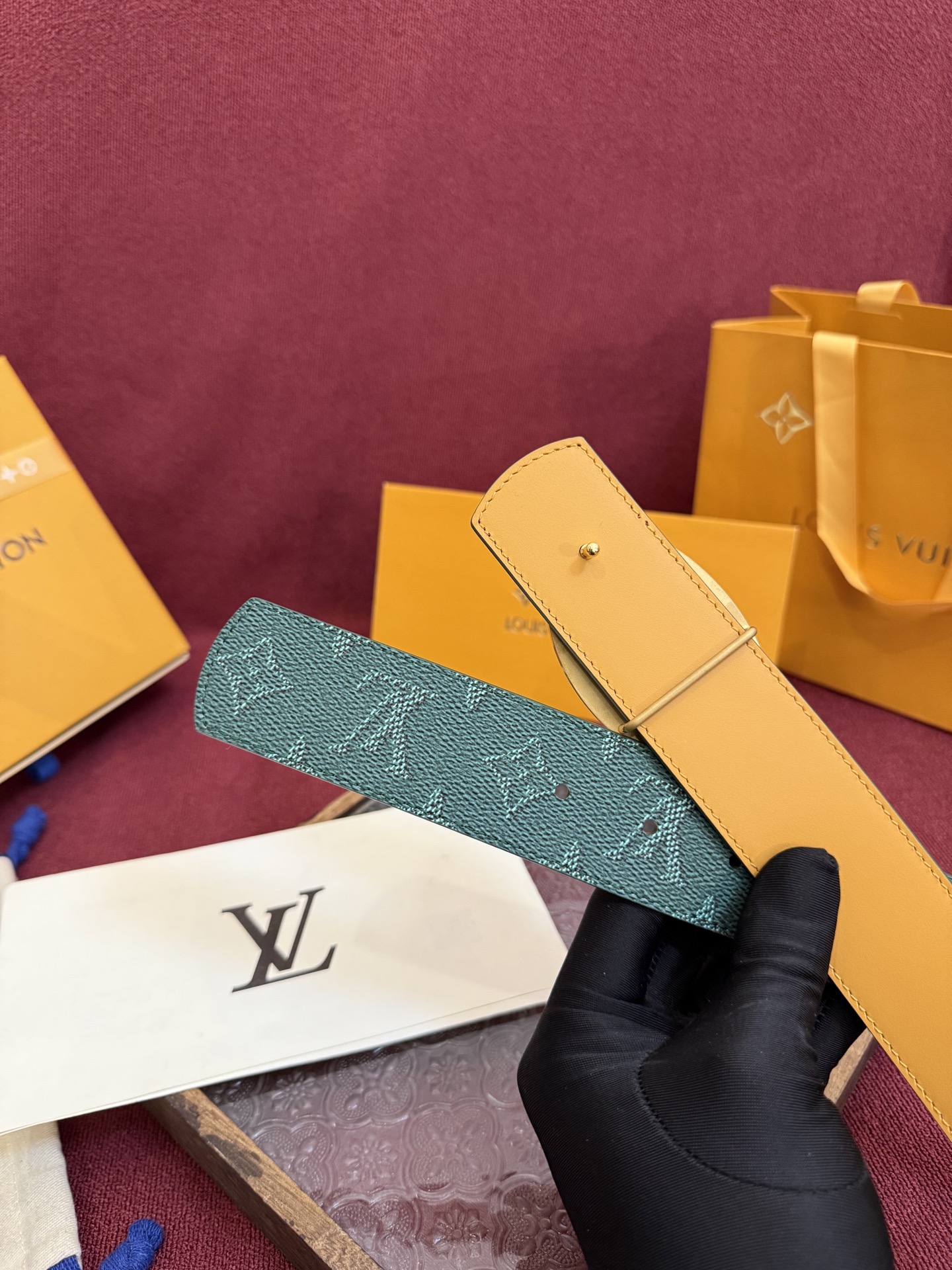 P lv男士新款皮带寬度4cm 訂製帆布面料飾有全新的圖案效果(颜色纯正) 衬托進口小牛皮配色底 搭配精