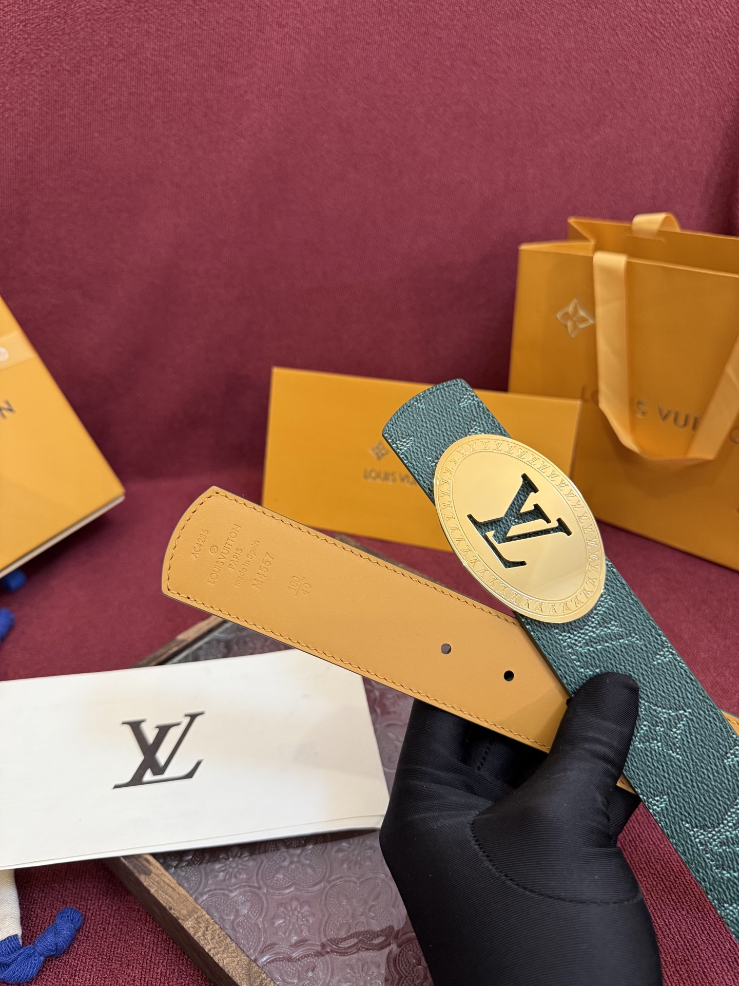 P lv男士新款皮带寬度4cm 訂製帆布面料飾有全新的圖案效果(颜色纯正) 衬托進口小牛皮配色底 搭配精