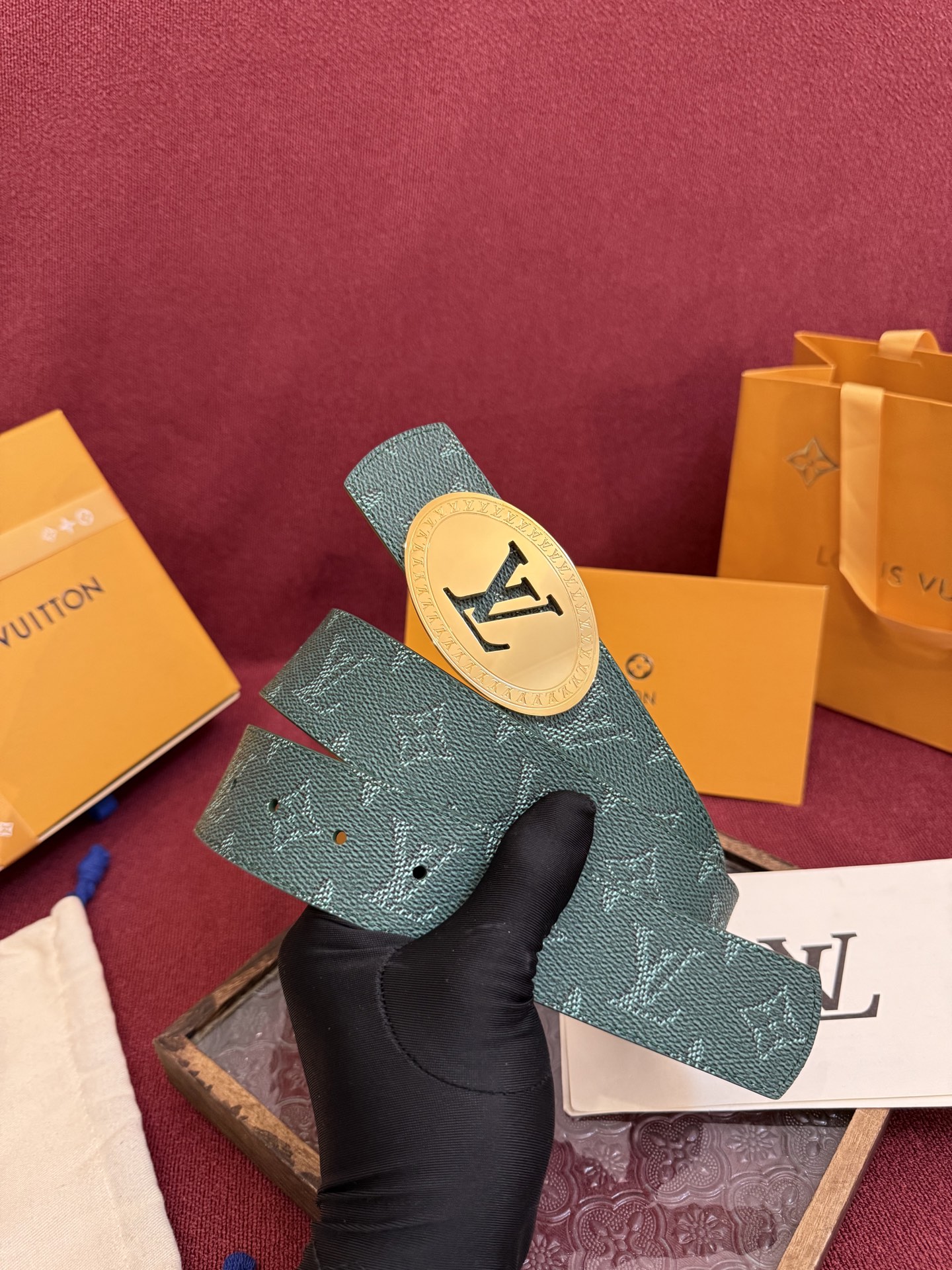 P lv男士新款皮带寬度4cm 訂製帆布面料飾有全新的圖案效果(颜色纯正) 衬托進口小牛皮配色底 搭配精